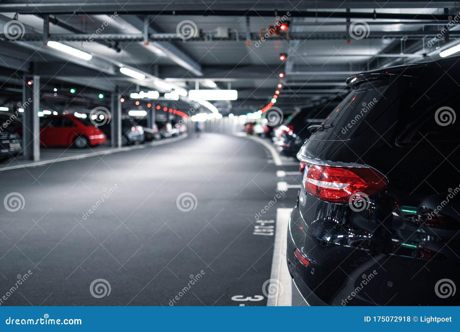 地下车库库存照片 图片包括有城市 红色 停车 霓虹灯 户内 公园 设备 自动性 购物中心