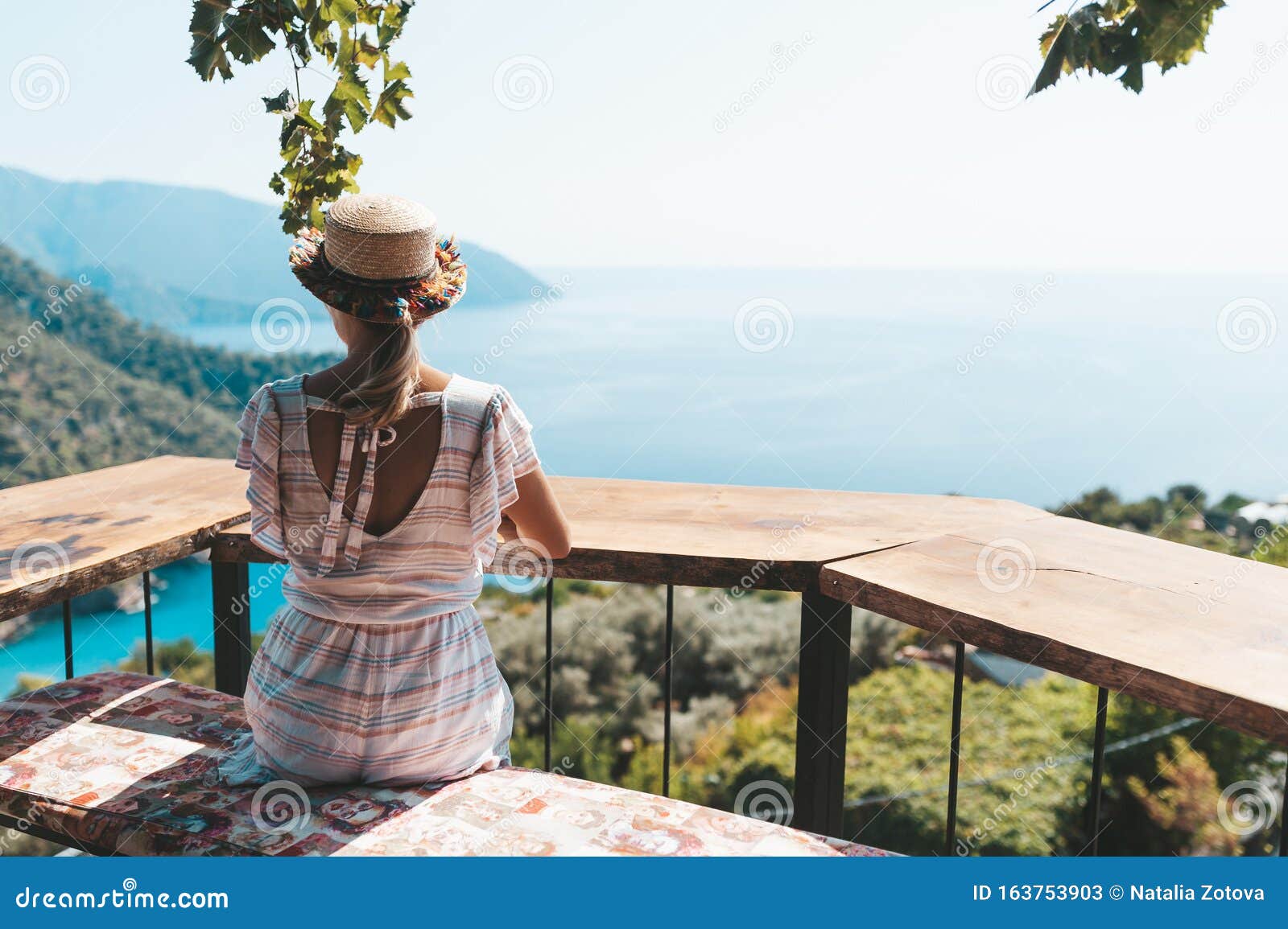 坐在咖啡厅里 欣赏美景 喝传统土耳其茶的女人库存图片 图片包括有咖啡馆 查找 火鸡 海洋