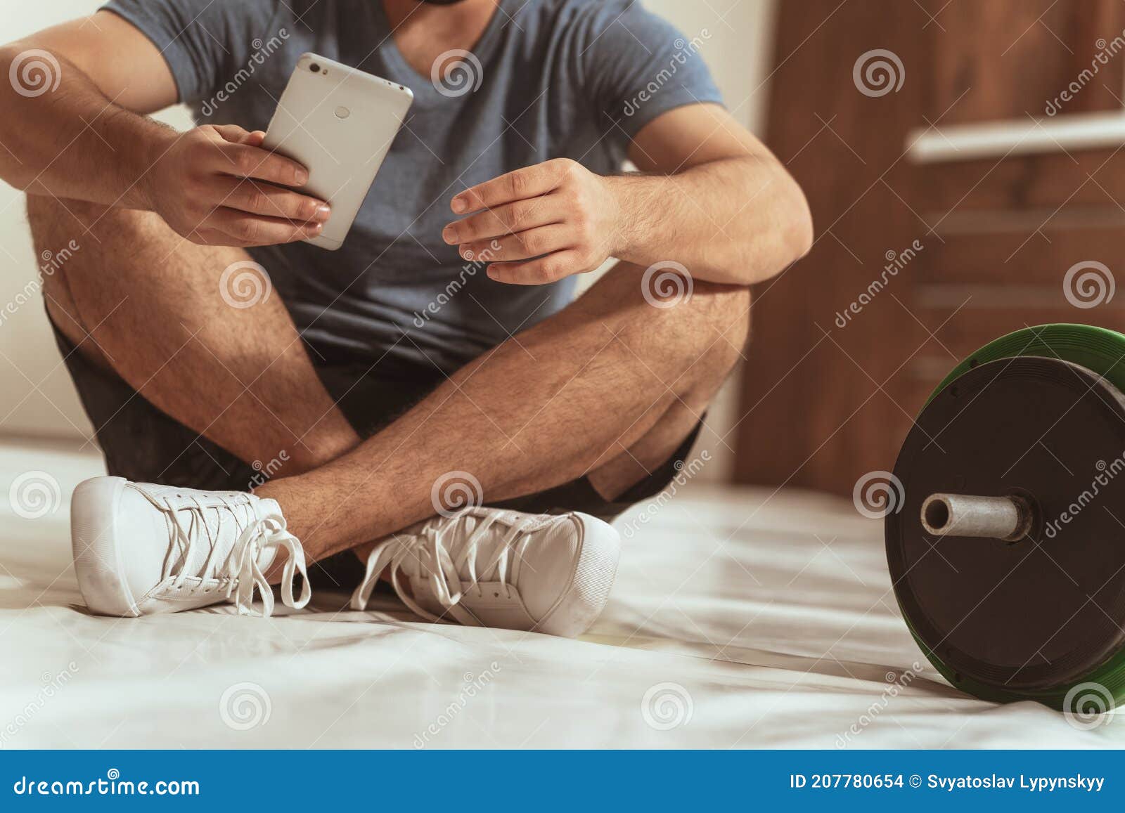 坐在地板上休息的无面男青年 有黑色和绿色色调的健身摇篮设备库存照片 图片包括有运动员 大量