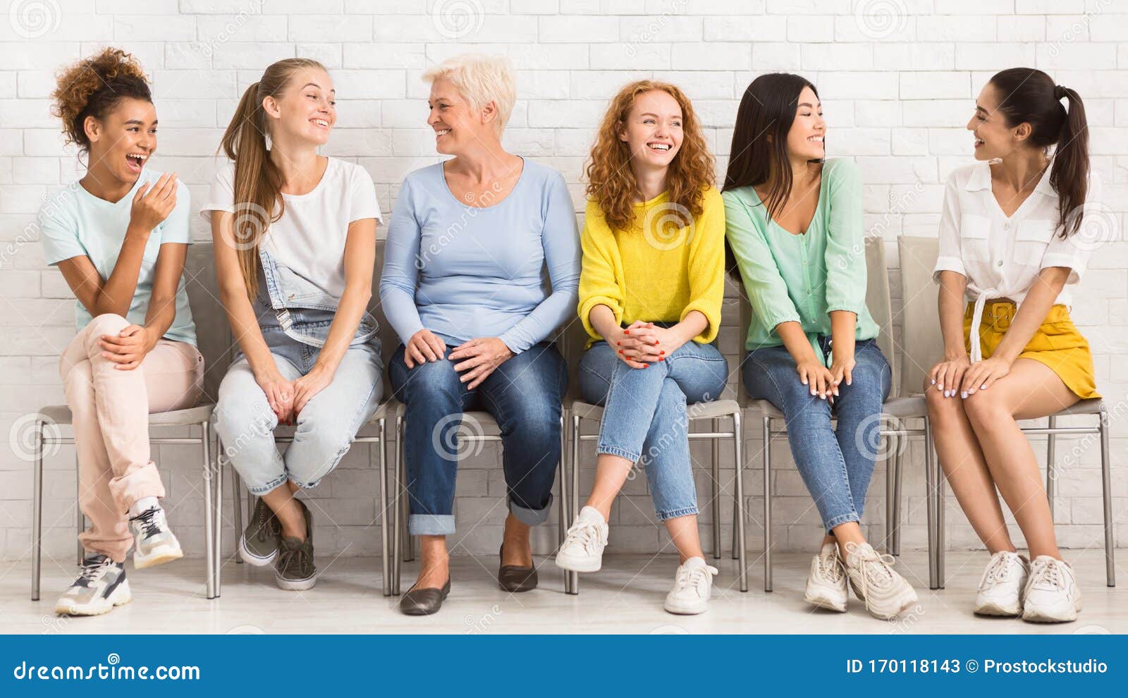 坐在室内椅子上聊天的快乐多样女性库存图片 图片包括有夫人 成熟 社区 年长 成人 女孩 坐在室内椅子上聊天的快乐多样女性库存图片 图片包括有夫人 成熟 社区 年长 成人 女孩