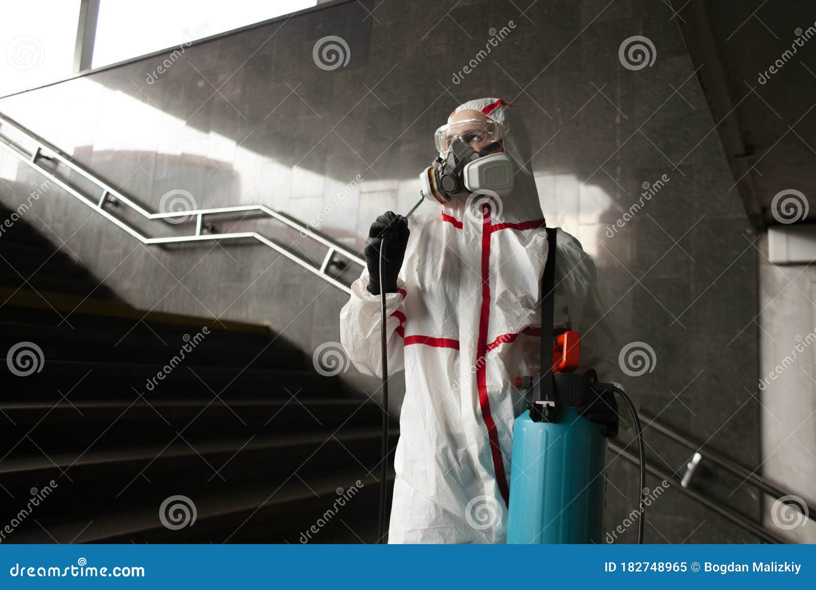 城市背景下穿着防护服和呼吸器的消毒服务人员的画像 卫生工作者库存图片 图片包括有设备 男人 城市背景下穿着防护服和呼吸器的消毒服务人员的画像 卫生工作者库存图片 图片包括有设备 男人