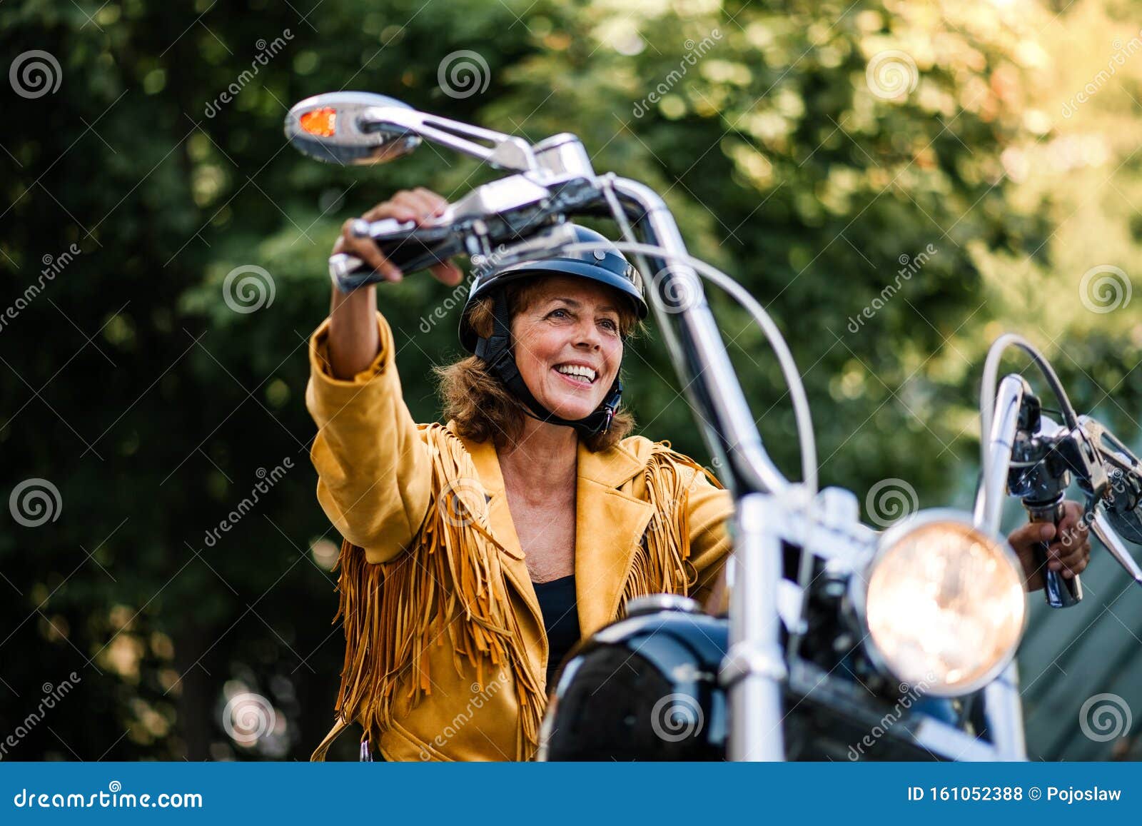 城里开摩托车的快乐的高级女游客库存照片 图片包括有更加恼怒的 人员 旅行 时间 乐趣 盔甲