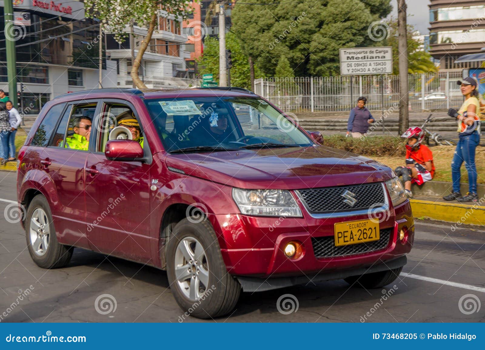 基多 厄瓜多尔 15年7月7日 维持治安在酒颜色汽车 铃木大vitara里面外面人们编辑类图片 图片包括有红色 拒付