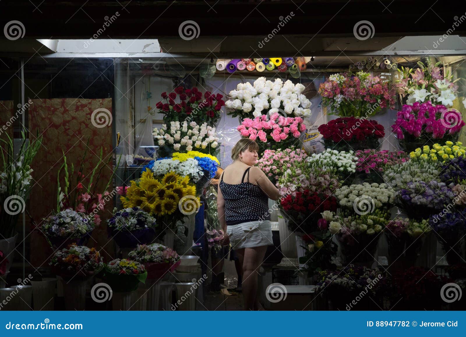 基辅 乌克兰 15年8月10日 卖花人中部变老了工作在她的在独立 Maidan Squ地下的花的妇女图库摄影片 图片包括有squ地下的花的妇女 基辅 乌克兰