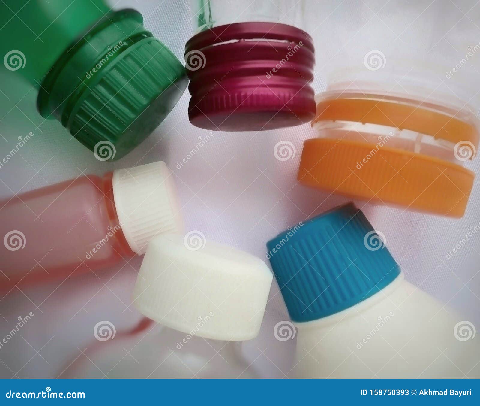 塑料瓶和瓶盖的集合体 具有各种形状和颜色库存图片 图片包括有