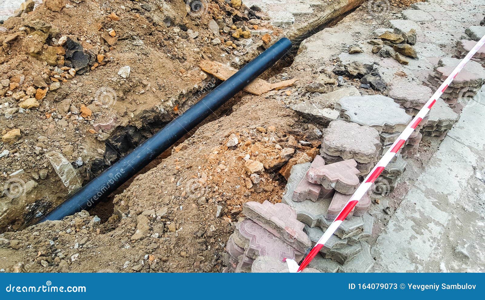 塑料管中新电缆的敷设挖土换管 下水道使用排水库存图片 图片包括有维修服务 行业 流失 管道