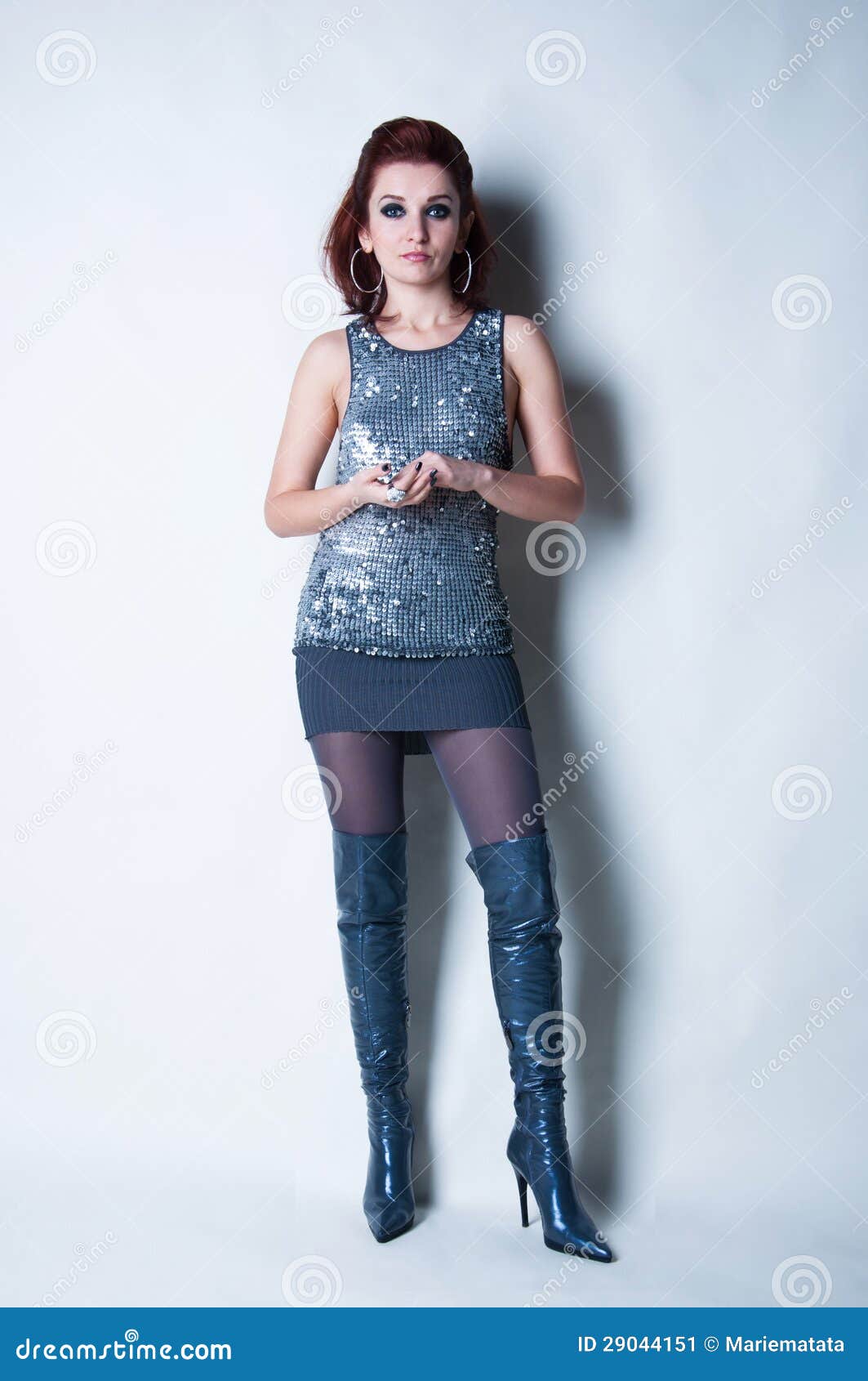 塑造有长的行程的女孩在长统靴和微型衣服饰物之小金属片礼服库存图片 图片包括有 塑造有长的行程的女孩在长统靴和微型衣服饰物之小金属片礼服库存图片 图片包括有