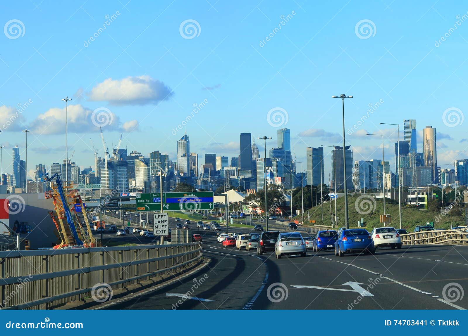 墨尔本都市风景和m1高速公路交通编辑类照片 图片包括有