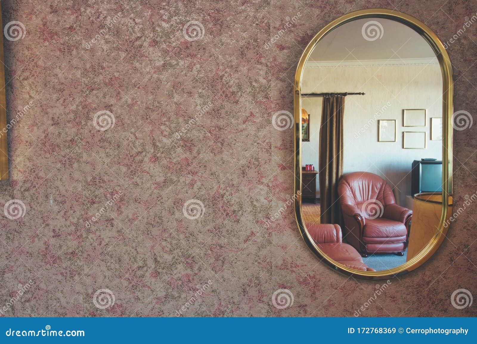 复古镜上贴着图案壁纸 在镜子空间里可以看到古董客厅 供文字阅读库存图片 图片包括有复古镜上贴着图案壁纸 在镜子空间里可以看到古董客厅 供文字阅读