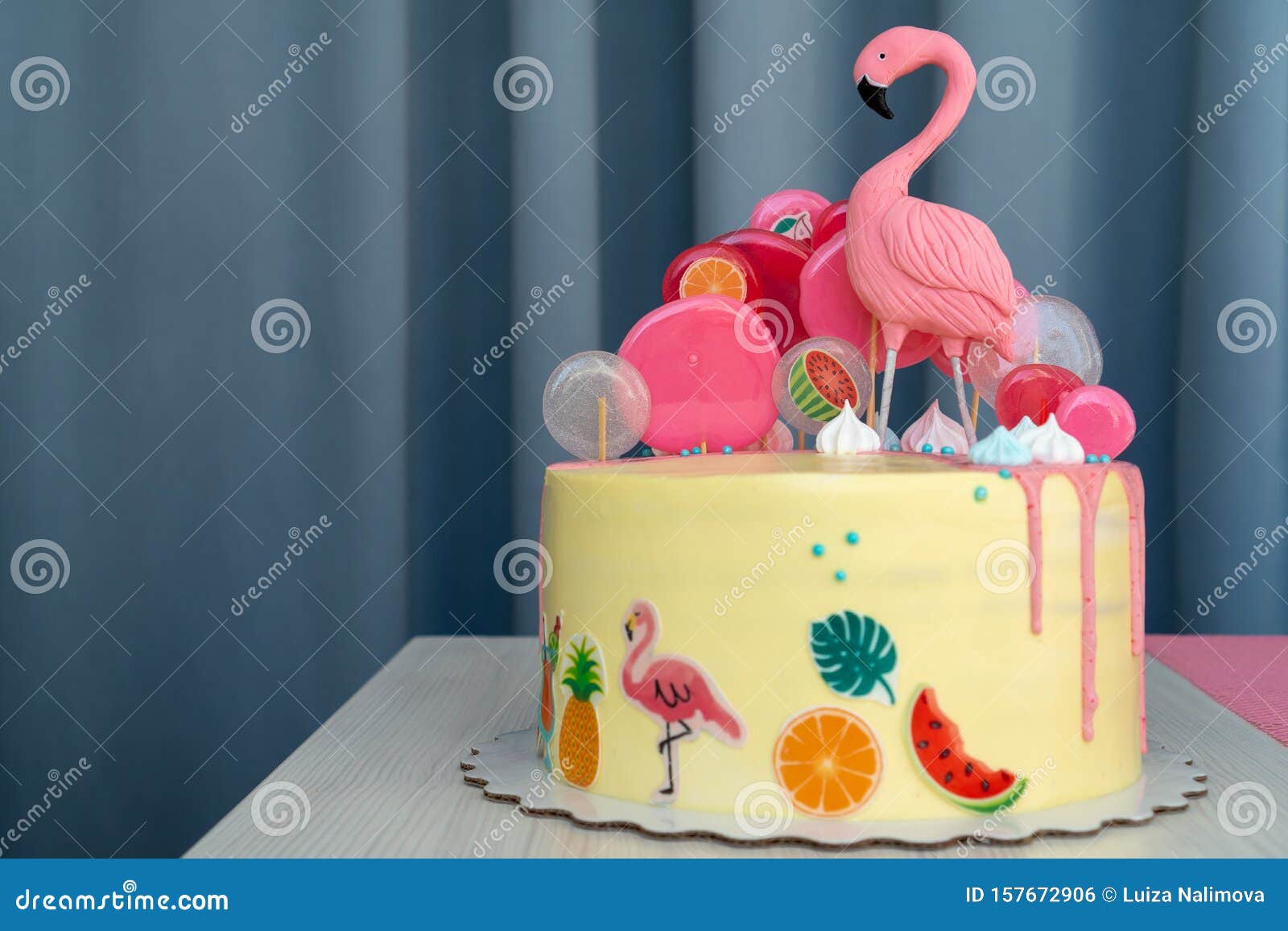 夏威夷派对上的火烈鸟蛋糕桌上的儿童生日蛋糕库存照片 图片包括有