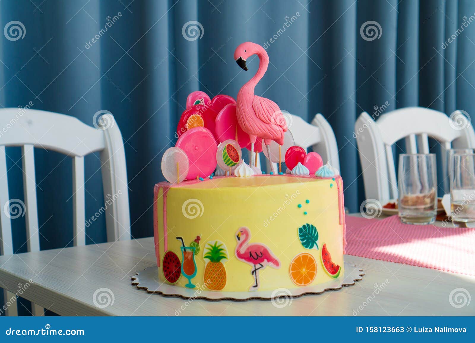 夏威夷派对上的火烈鸟蛋糕桌上的儿童生日蛋糕库存图片 图片包括有