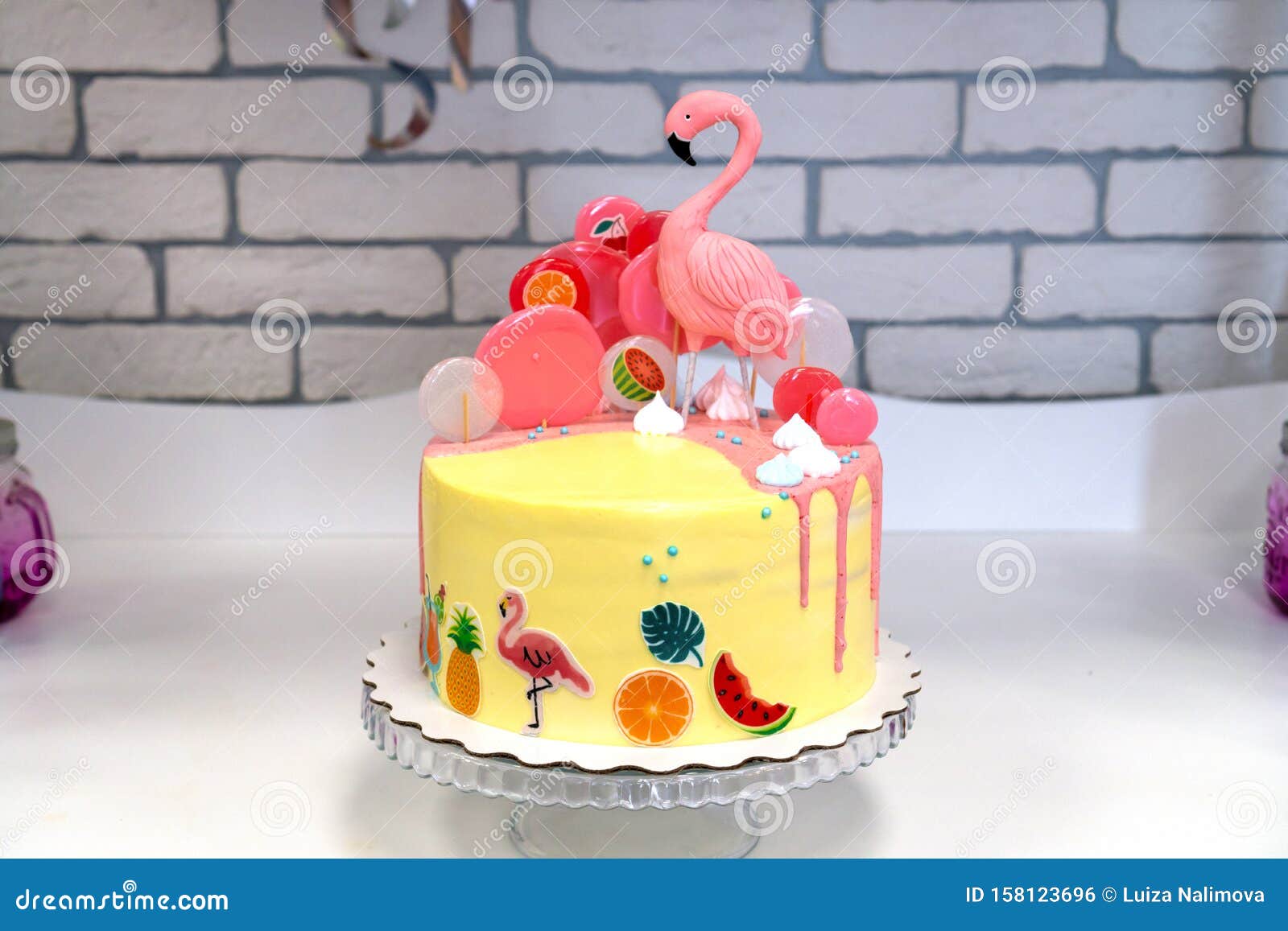 夏威夷派对上的火烈鸟蛋糕糖果吧的儿童生日蛋糕库存照片 图片包括有礼服 蛋糕 卢奥 五彩纸屑
