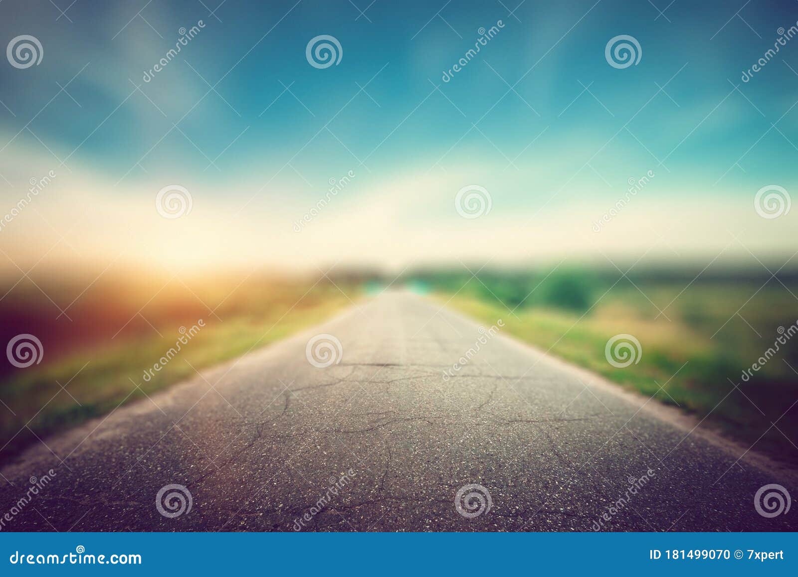 夏季道路背景库存照片 图片包括有云彩 夜间 旅行 道路 涂柏油的 蓝蓝 自治权 全景