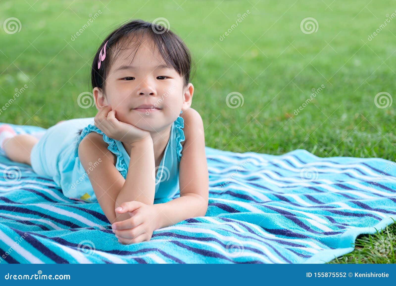 夏日在草地上铺毛巾的幼女库存照片 图片包括有夏日在草地上铺毛巾的幼女