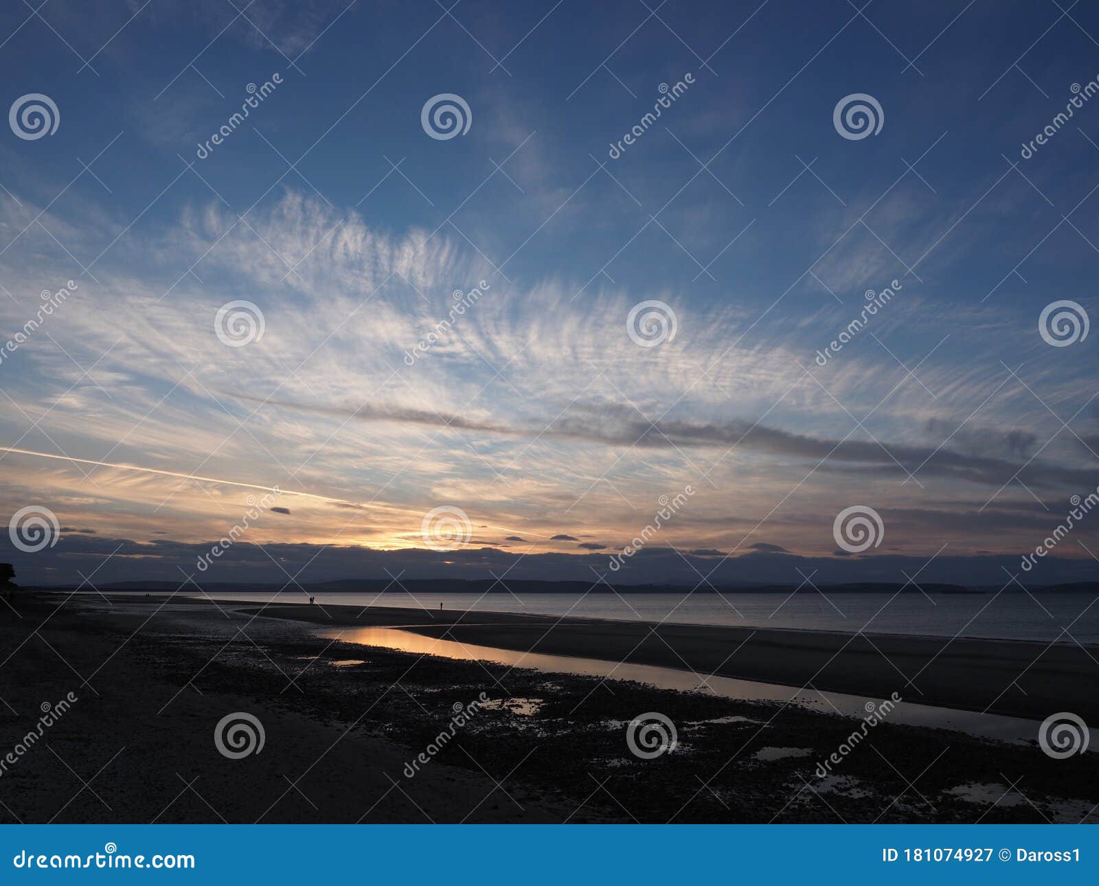 夏末夕阳卷云库存图片 图片包括有含沙 夜间 人们 反映 距离 云彩 蓝色 苏格兰 夏末夕阳卷云库存图片 图片包括有含沙 夜间 人们 反映 距离 云彩 蓝色 苏格兰