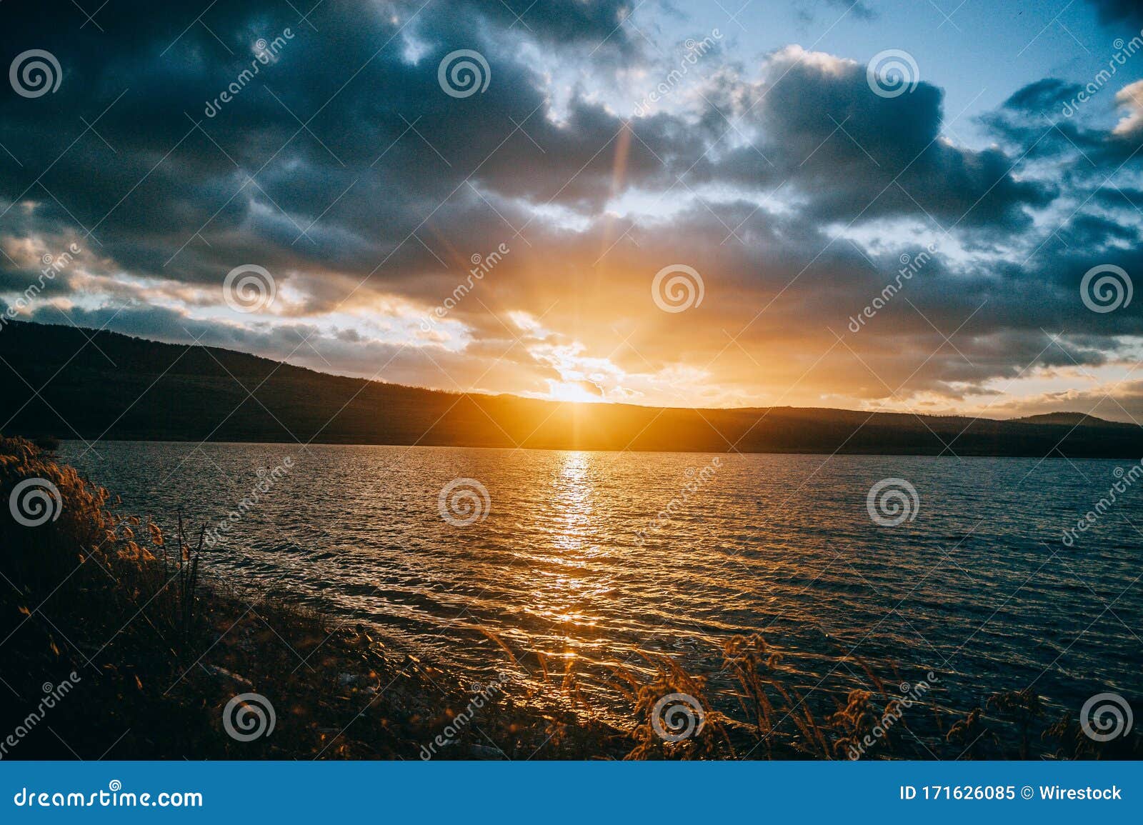 夕阳在湖上映照的美丽景色 非常适合贴一张凉爽的壁纸库存图片 图片包括有非常适合贴一张凉爽的壁纸 夕阳在湖上映照的美丽景色 夕阳在湖上映照的美丽景色 非常适合贴一张凉爽的壁纸库存图片 图片包括有非常适合贴一张凉爽的壁纸 夕阳在湖上映照的美丽景色