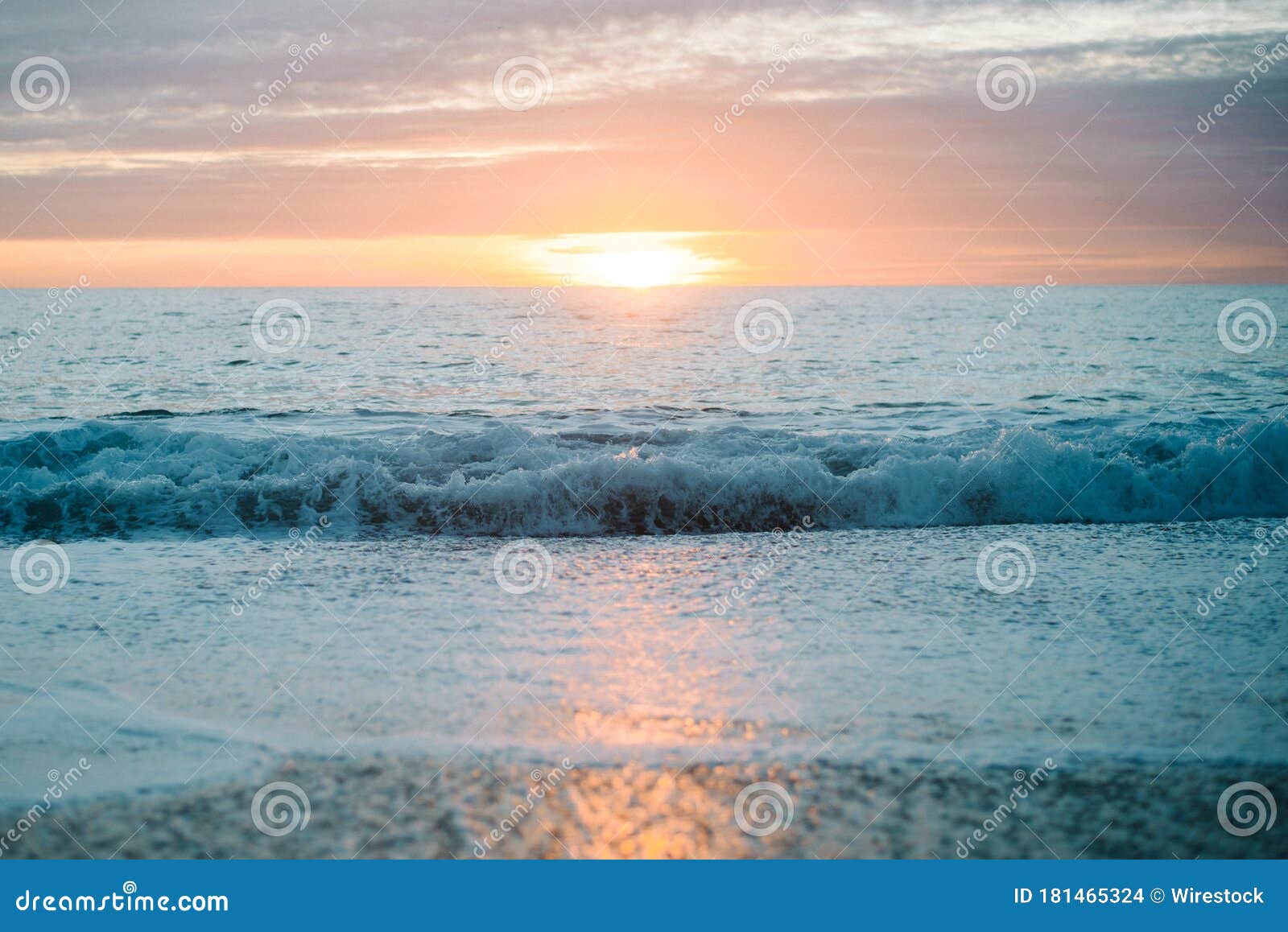 夕阳映海 海浪在沙滩上翻滚库存照片 图片包括有夜间 夏天 日出 蓝色 反映 海洋 海景 夕阳映海 海浪在沙滩上翻滚库存照片 图片包括有夜间 夏天 日出 蓝色 反映 海洋 海景