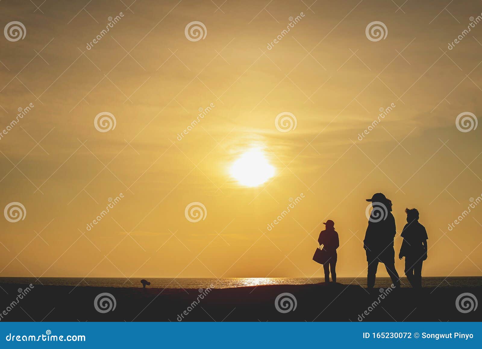 夕阳背景下在沙滩上站步的人影库存照片 图片包括有夕阳背景下在沙滩上站步的人影