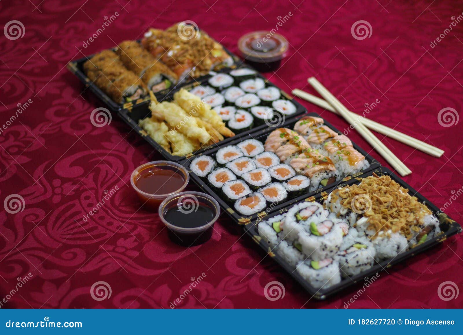 外卖寿司盒 日本和一碗酱油库存照片 图片包括有筷子 天麸罗 桌布 会破碎的 万维网 可口