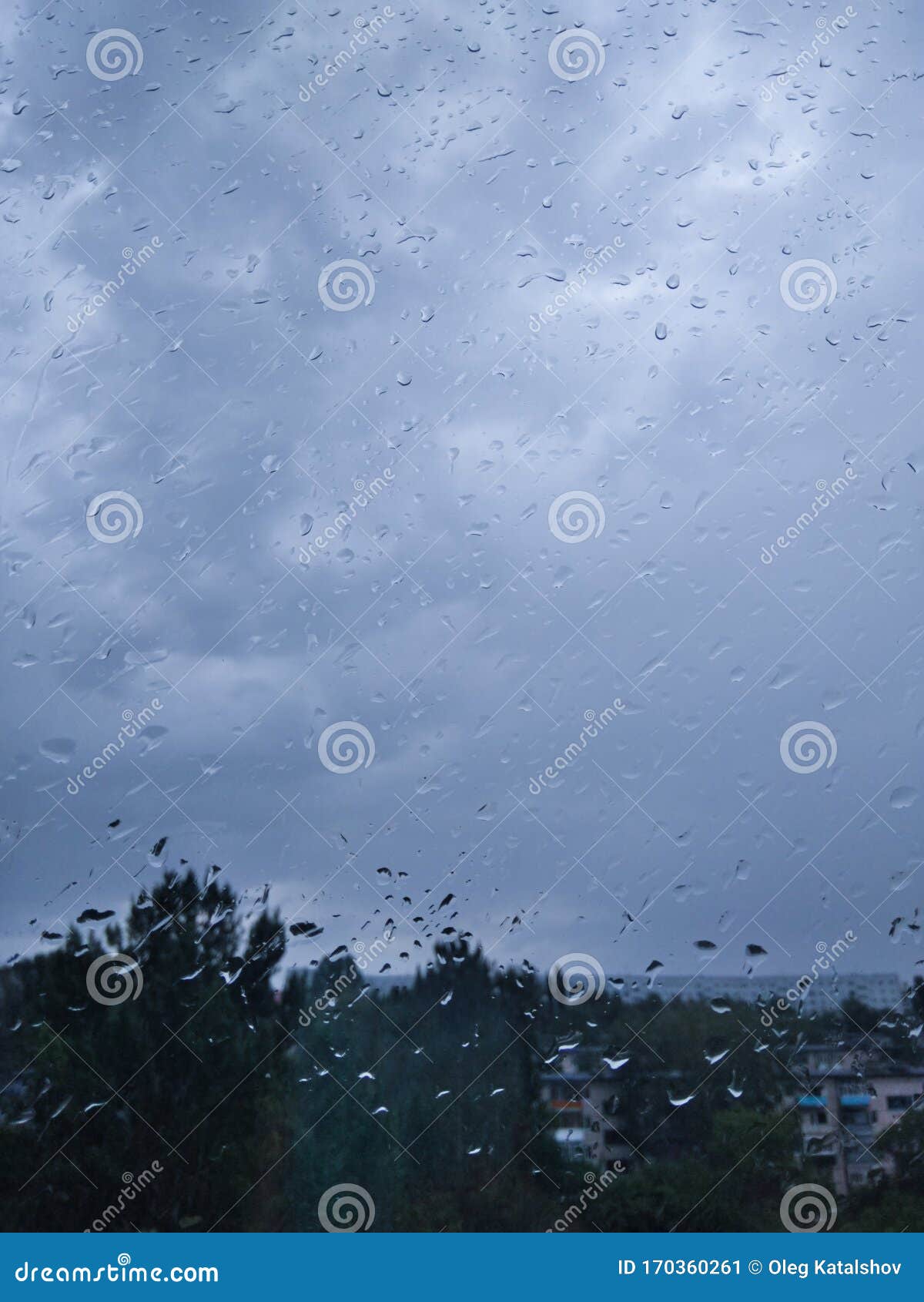外面 城里下着雨从窗口查看晚上在窗外下雨库存图片 图片包括有横向 外面 黄昏 城市 家庭 外面 城里下着雨从窗口查看晚上在窗外下雨库存图片 图片包括有横向 外面 黄昏 城市 家庭