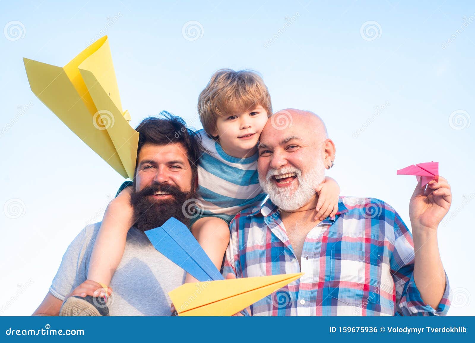 多代快乐父亲背着儿子抬肩抬头的画像快乐的孩子库存照片 图片包括有男朋友 爸爸 祖父 婴孩 多代快乐父亲背着儿子抬肩抬头的画像快乐的孩子库存照片 图片包括有男朋友 爸爸 祖父 婴孩