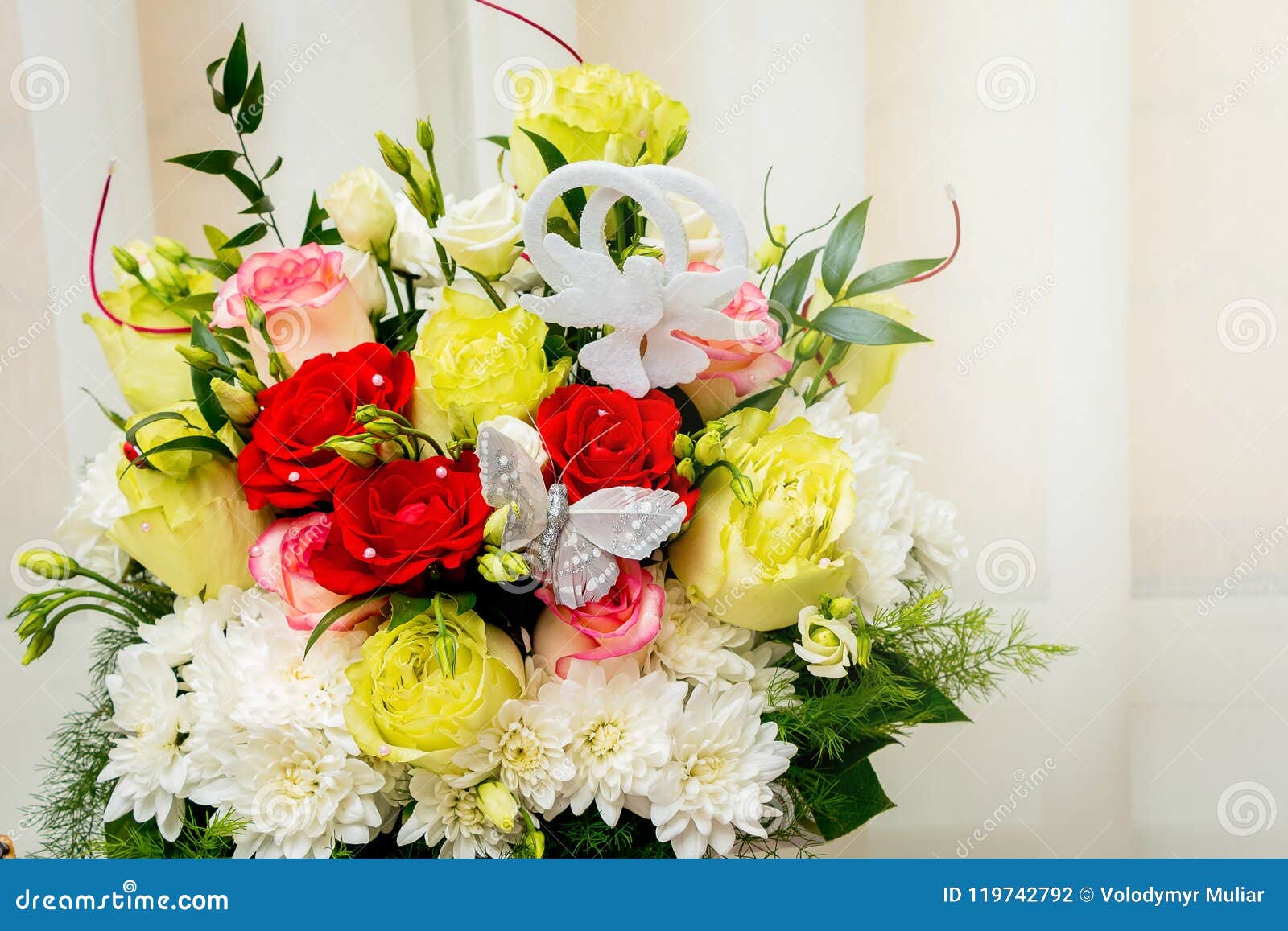 多彩多姿的玫瑰和春黄菊婚礼花束花为库存照片 图片包括有存在 生日 一堆 工厂 自然