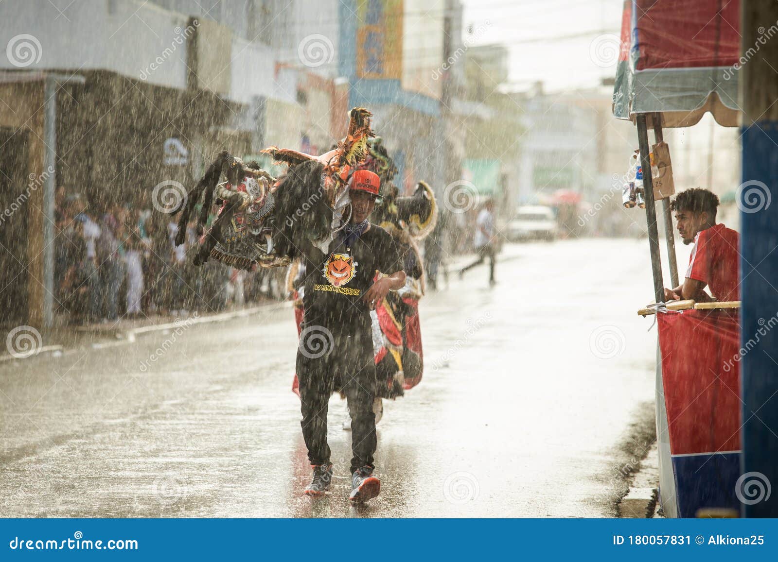 多明尼加嘉年华上 身着鲜艳服装的一群人在热带雨下走过编辑类照片 图片包括有装饰 年度 活动