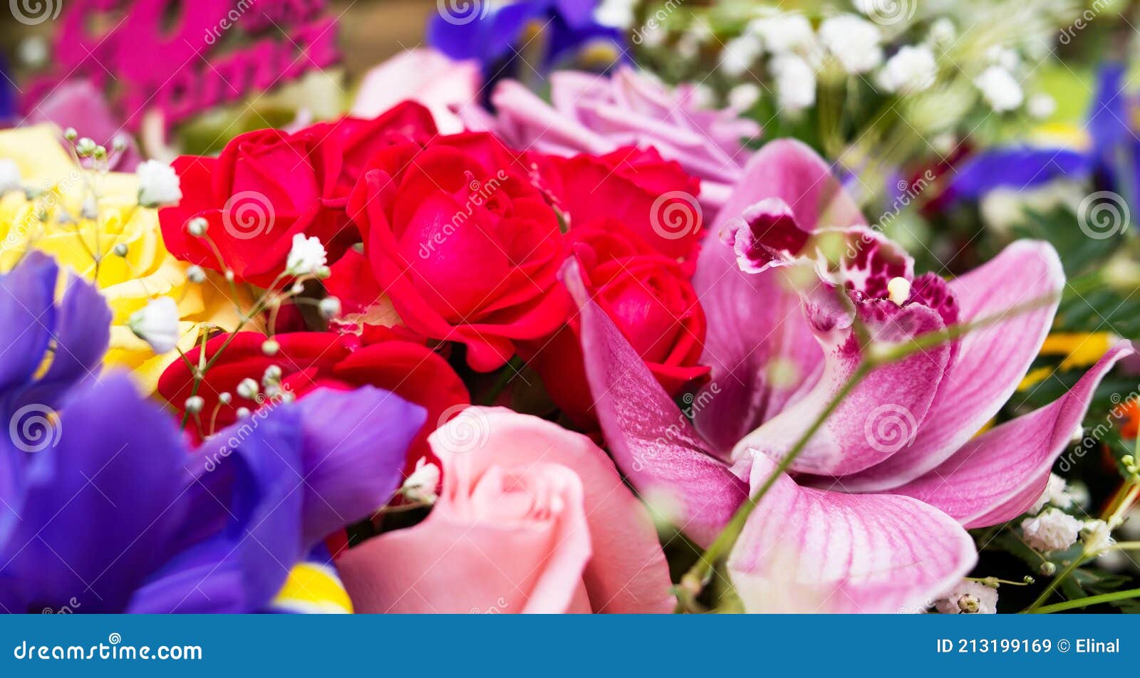 多色的鲜花花束的玫瑰和百合背景壁纸库存图片 图片包括有特写镜头 照亮 存在 花卉 花束 多色的鲜花花束的玫瑰和百合背景壁纸库存图片 图片包括有特写镜头 照亮 存在 花卉 花束