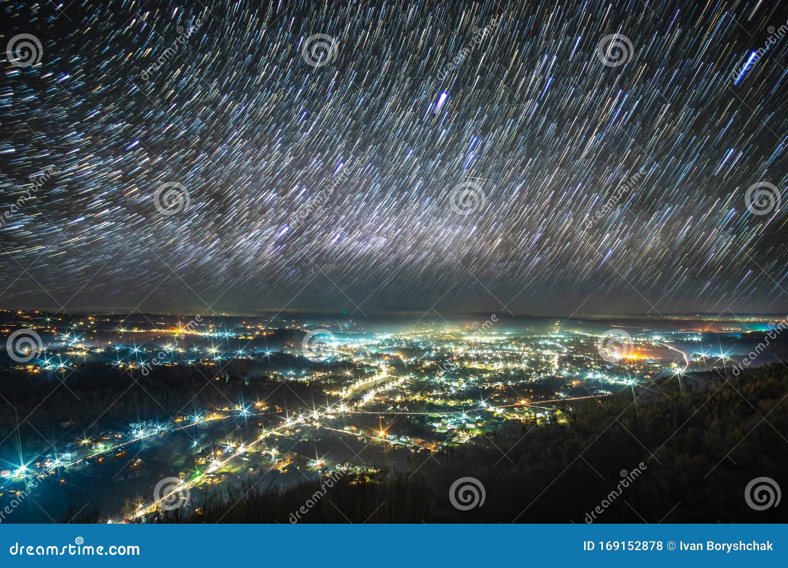 夜城星空库存照片 图片包括有本质 地球 天空 展望期 占星术 杨梅 背包 星云 星座 夜城星空库存照片 图片包括有本质 地球 天空 展望期 占星术 杨梅 背包 星云 星座