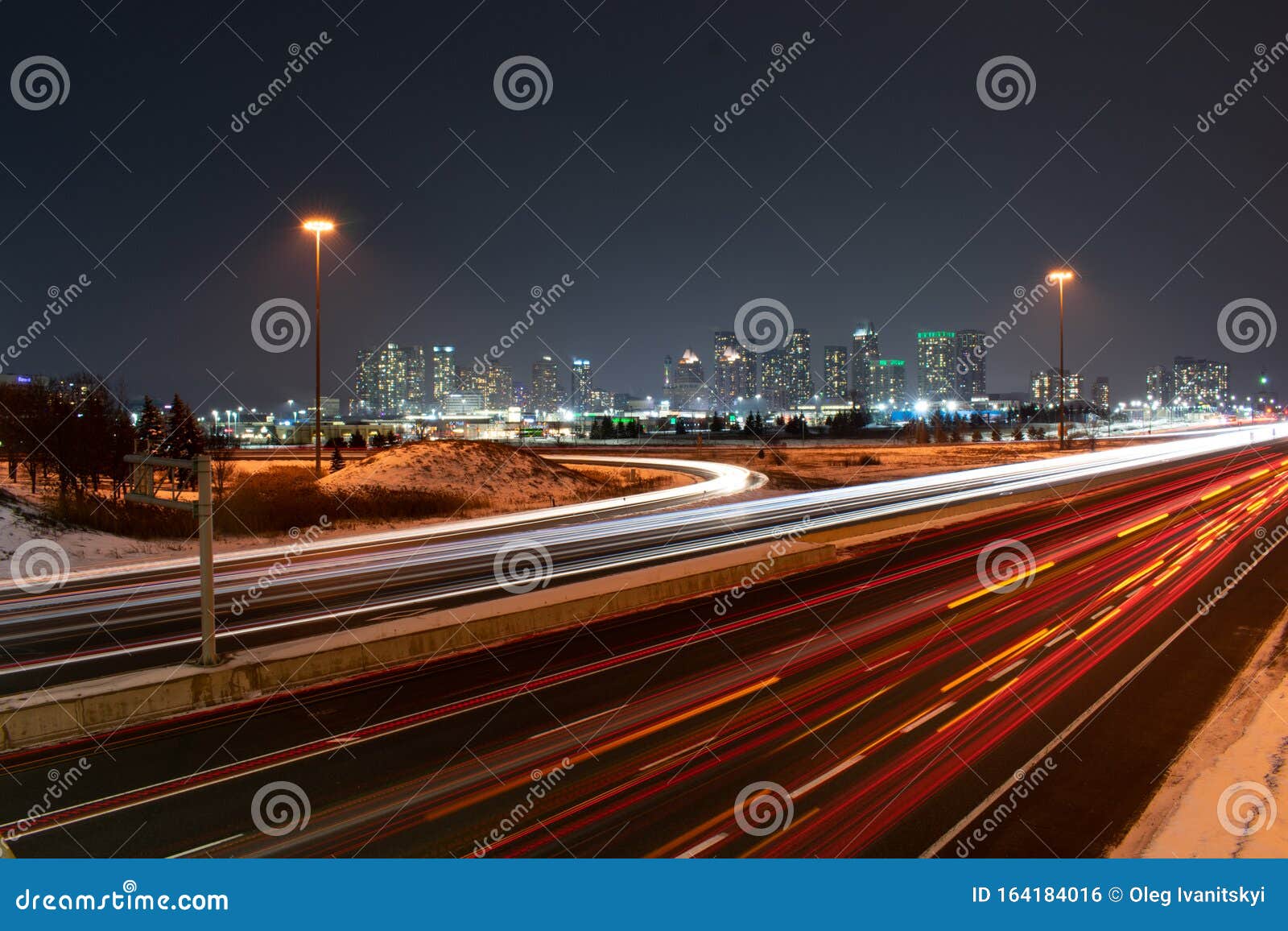 夜城背景带车灯的公路库存照片 图片包括有红色 表单 新建 框架 媒体 重婚 标签 家庭