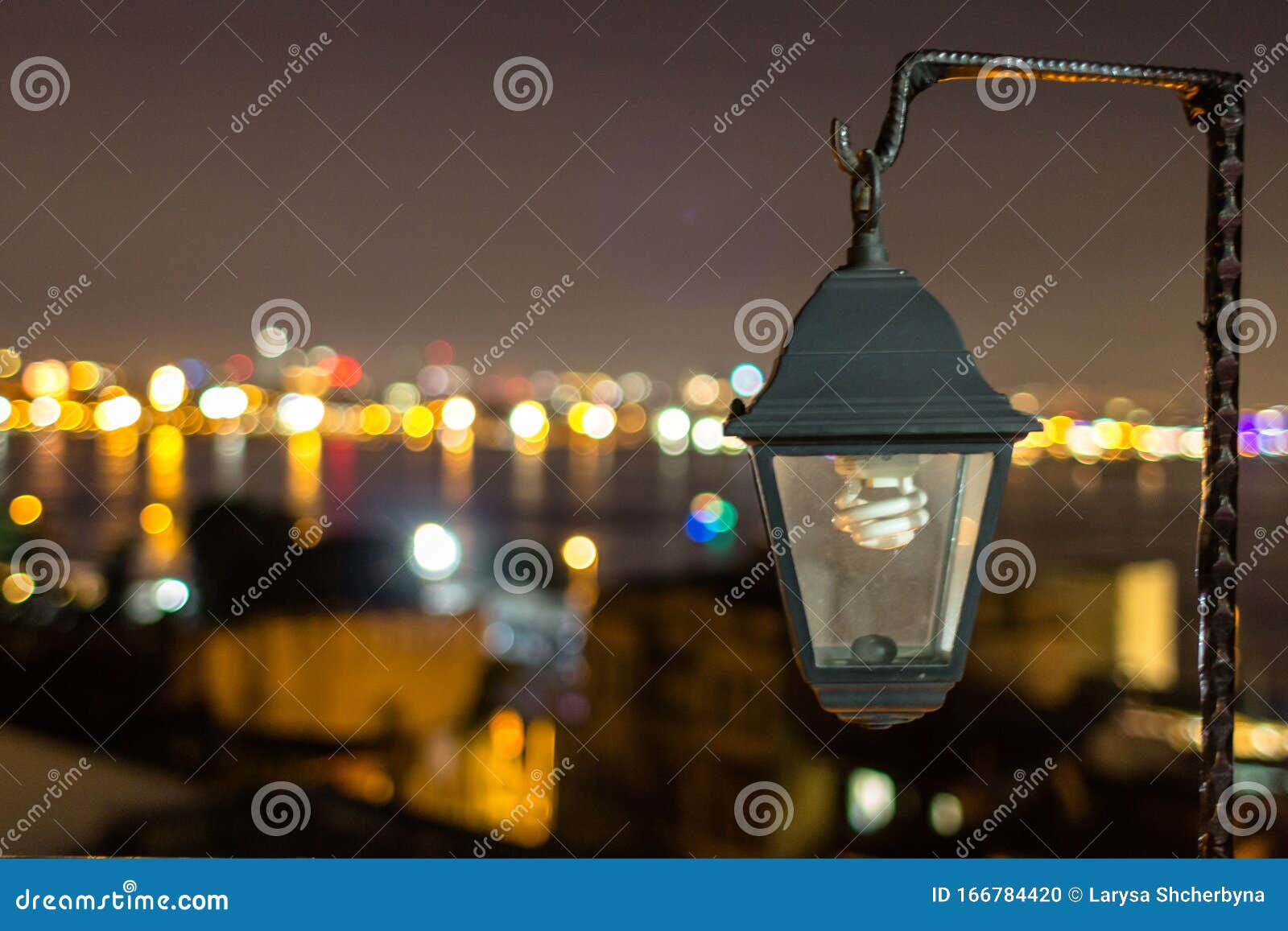 夜城风景背景中的古灯笼库存照片 图片包括有照亮 路灯柱 背包 伪造 反气旋 停止 照明 夜城风景背景中的古灯笼库存照片 图片包括有照亮 路灯柱 背包 伪造 反气旋 停止 照明