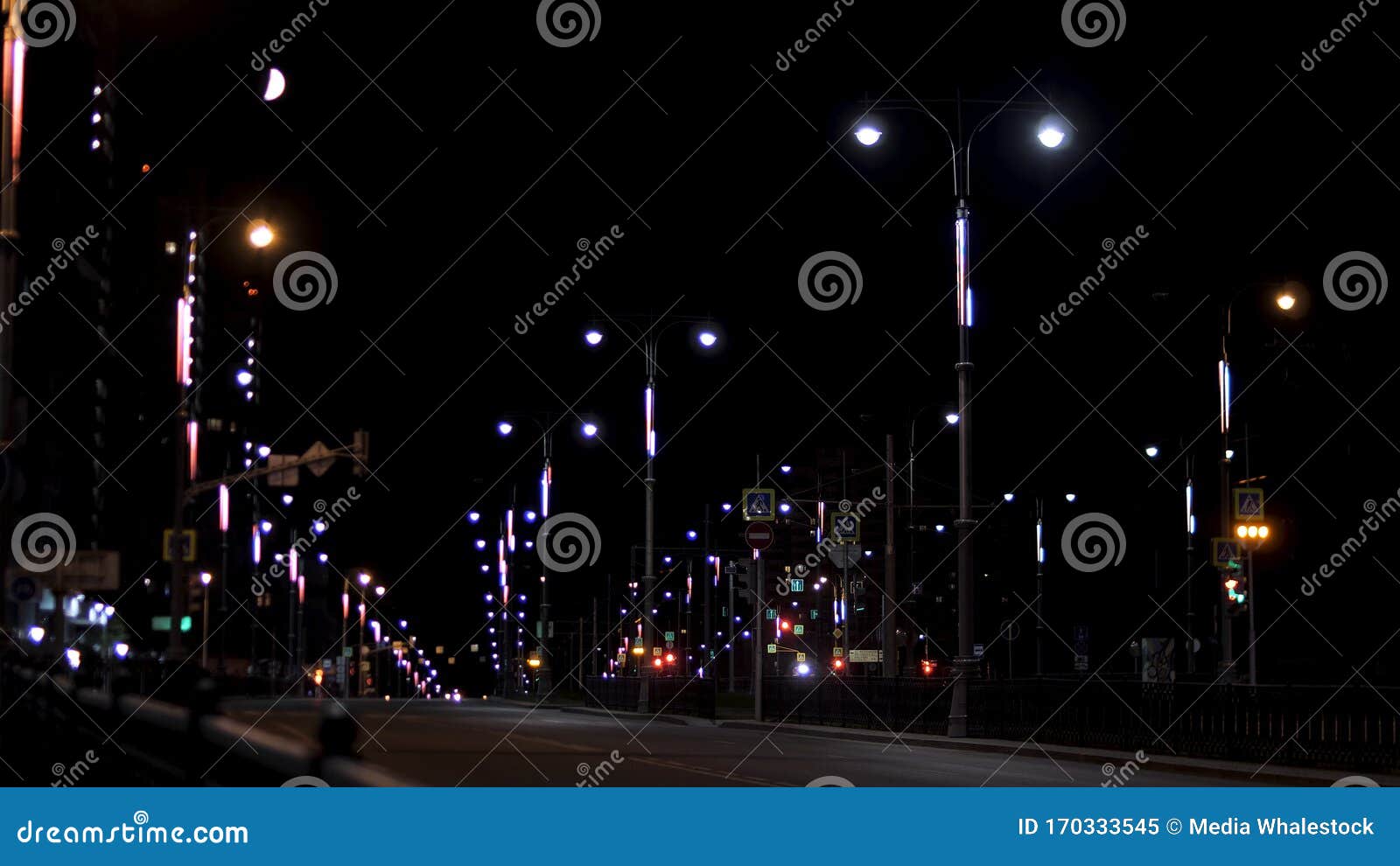 夜城风景 空荡荡的路灯 夏日的夜想库存素材城市库存图片 图片包括有都市风景 聚会所 全能 夜城风景 空荡荡的路灯 夏日的夜想库存素材城市库存图片 图片包括有都市风景 聚会所 全能