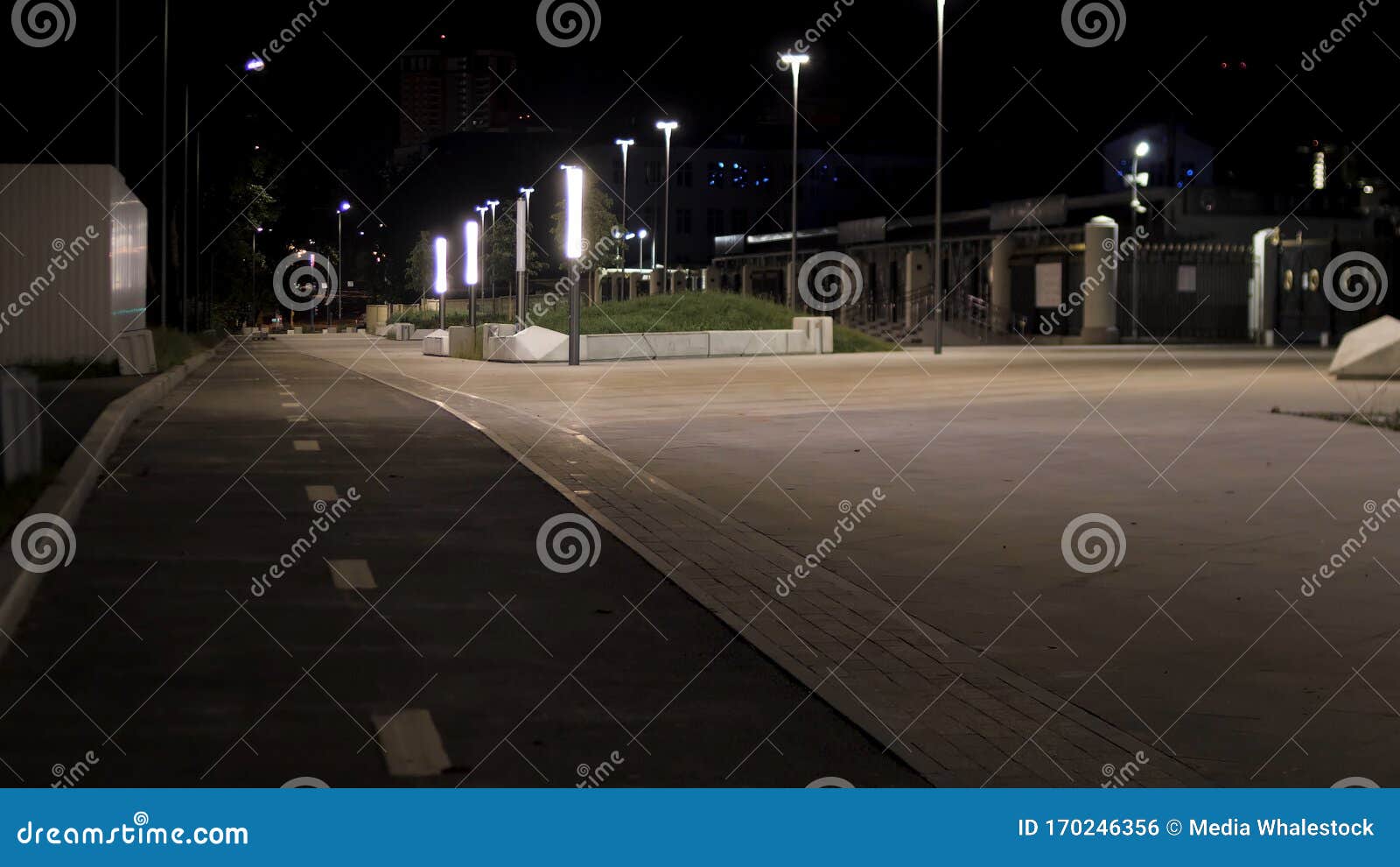 夜市公园和绿巷旁空荡荡的铺面人行道库存素材深夜在公园里的小径库存照片 图片包括有道路 背包 夜市公园和绿巷旁空荡荡的铺面人行道库存素材深夜在公园里的小径库存照片 图片包括有道路 背包