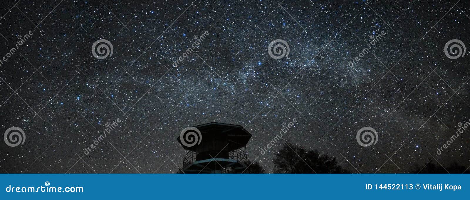 夜空和银河星 英仙星座和仙后座星座在海库存图片 图片包括有对象 星座 天空 详细资料 双倍