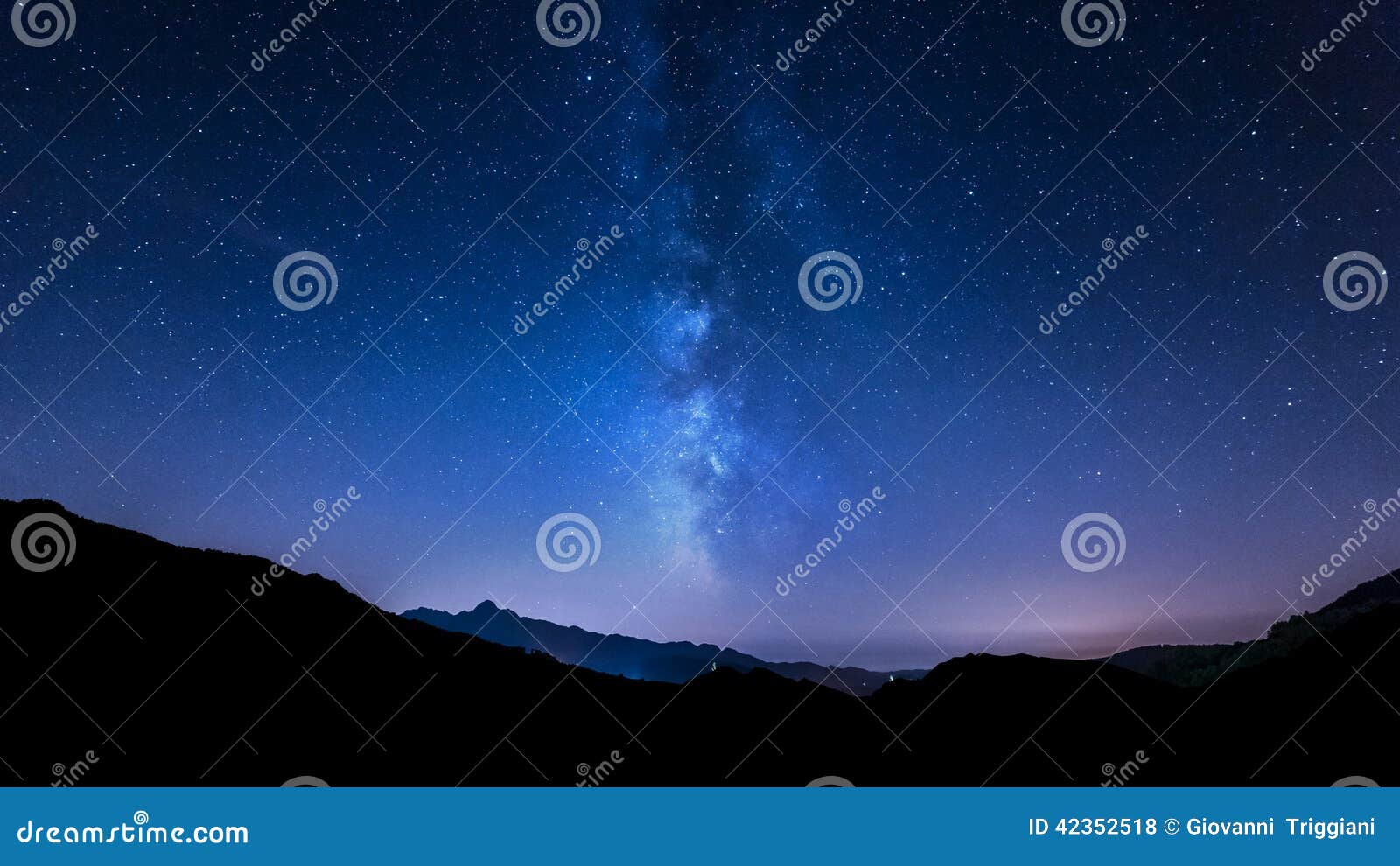夜空星银河山背景库存照片 图片包括有星形 黑暗 行星 地图集 方式 探险 空间 发光