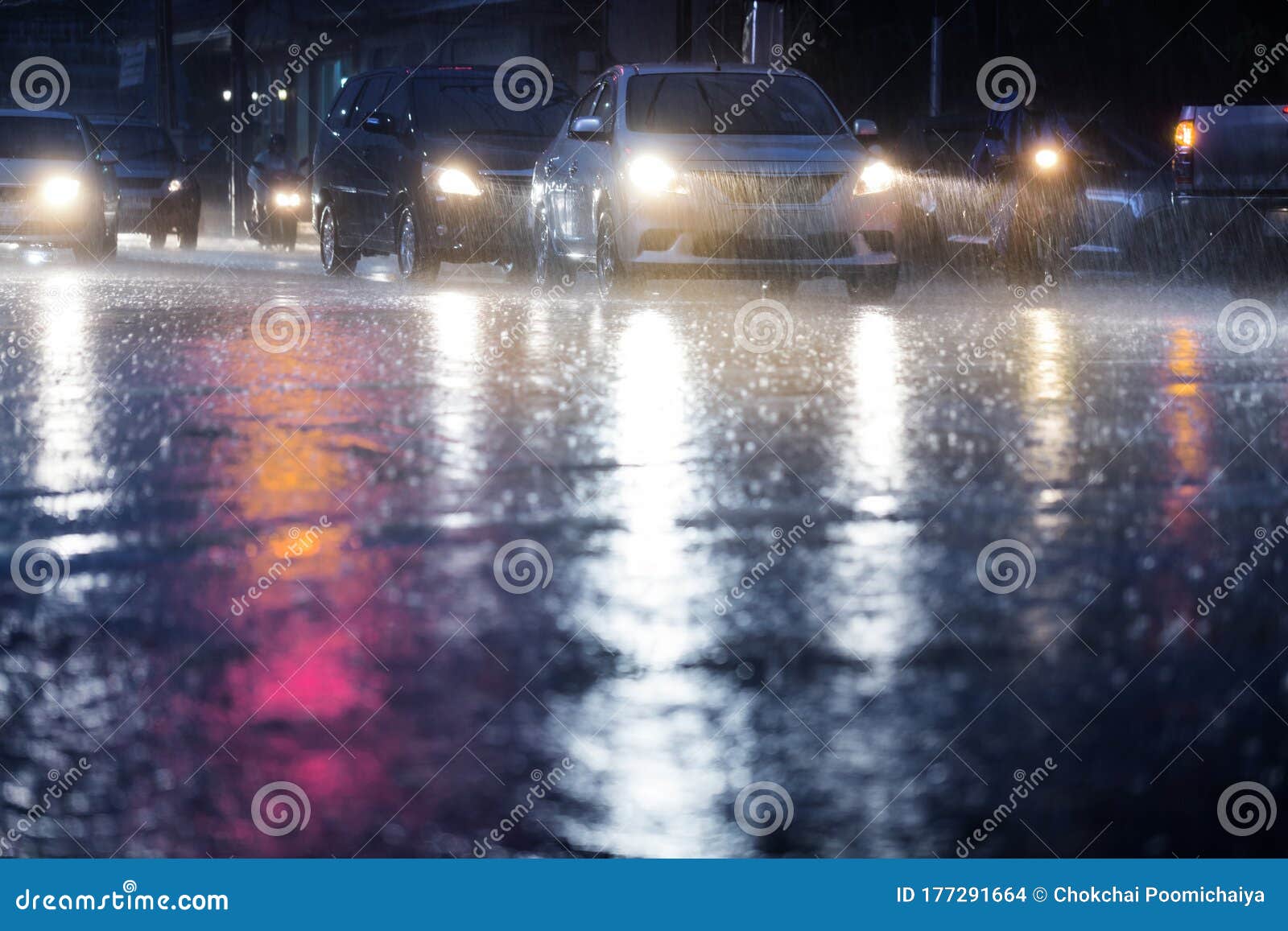 夜落大雨库存照片 图片包括有室外 危险 消沉 时数 重点 雨珠 繁忙 蓝蓝 阴云密布 夜落大雨库存照片 图片包括有室外 危险 消沉 时数 重点 雨珠 繁忙 蓝蓝 阴云密布