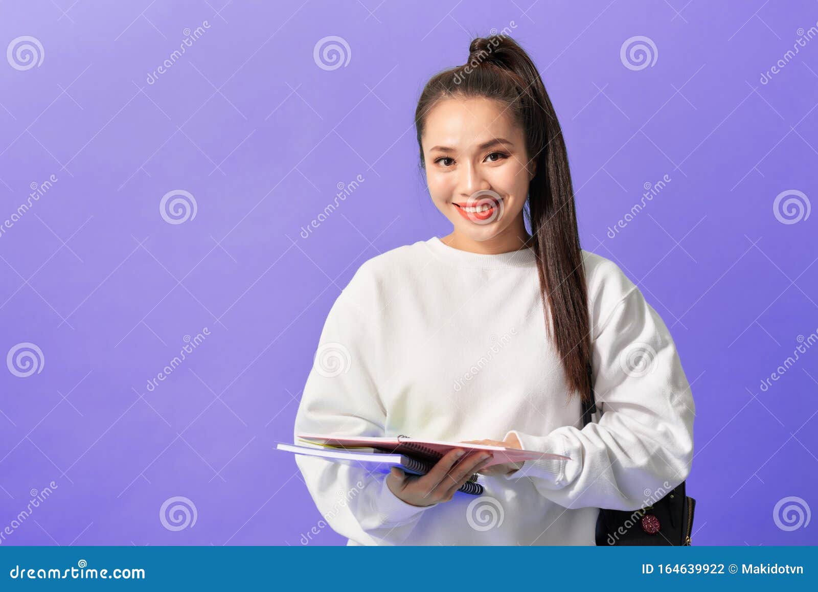 大学生女孩一个美丽的亚洲女学生的孤影库存照片. 图片包括有微笑, 越南  image