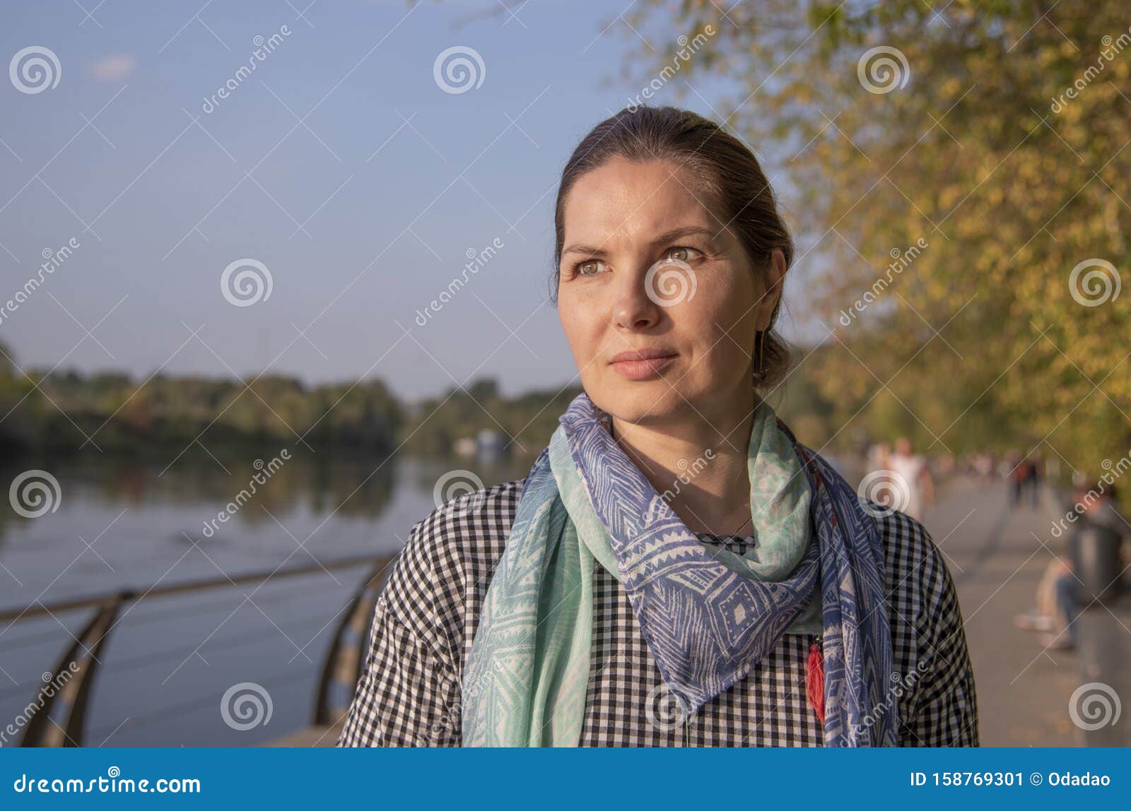 大自然背景下四十多岁的女性画像库存图片 图片包括有 大自然背景下四十多岁的女性画像库存图片 图片包括有