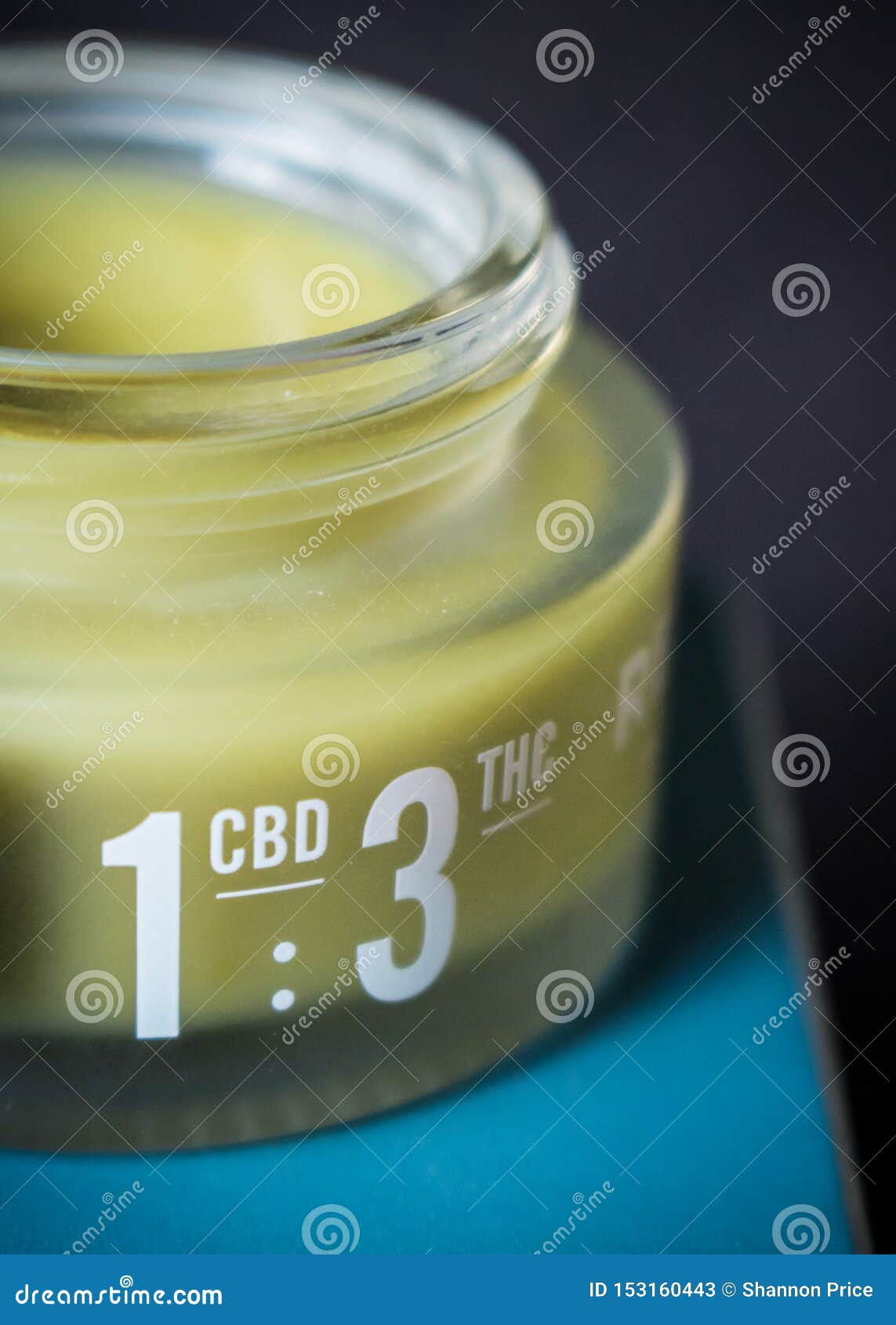 大麻灌输了镇痛的护手霜cbd Thc药量比率标记了库存图片 图片包括有