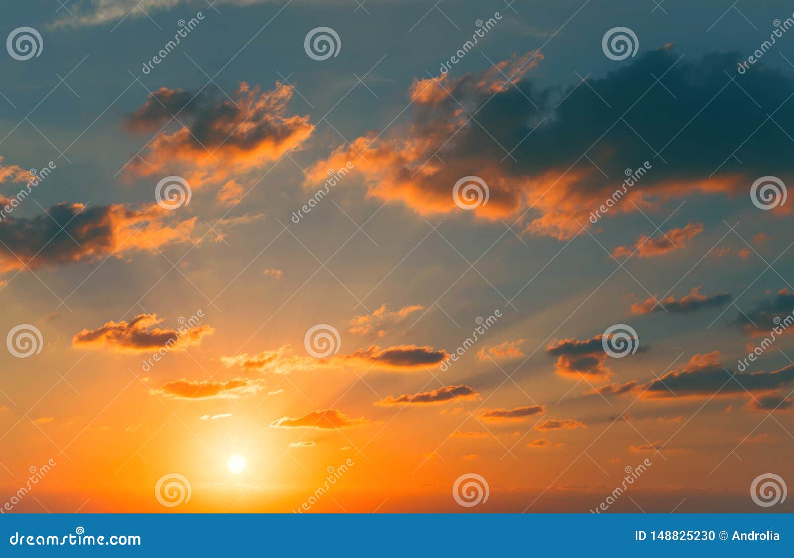 天空的美丽的景色与太阳 阳光和云彩的自然夏天背景库存照片 图片包括有蓝色 梦想 空间 田园诗