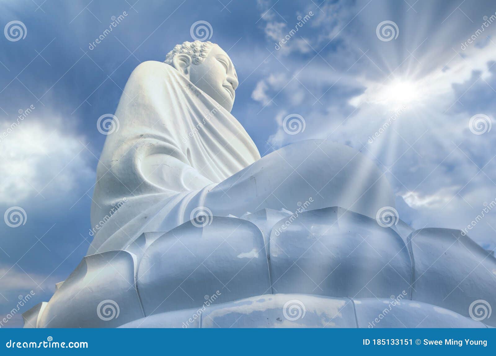 天空背景下的白佛法库存图片 图片包括有光芒 地图集 凝思 本质 信念 查找 装饰 特写镜头 天空背景下的白佛法库存图片 图片包括有光芒 地图集 凝思 本质 信念 查找 装饰 特写镜头