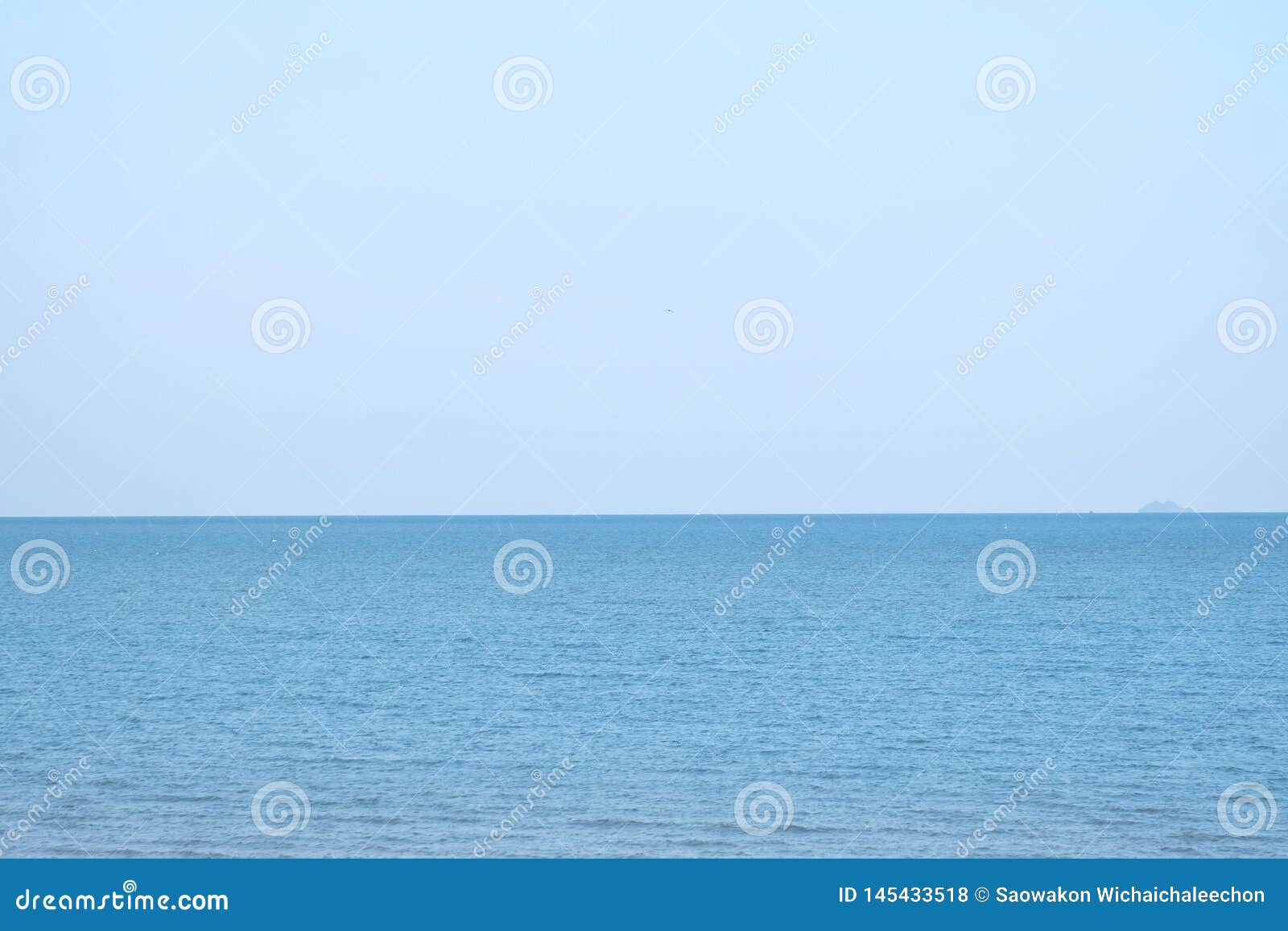 天空蔚蓝在与水平和深蓝色海的明亮的天背景背景的夏季的库存照片 图片包括有安静 火箭筒 海岛