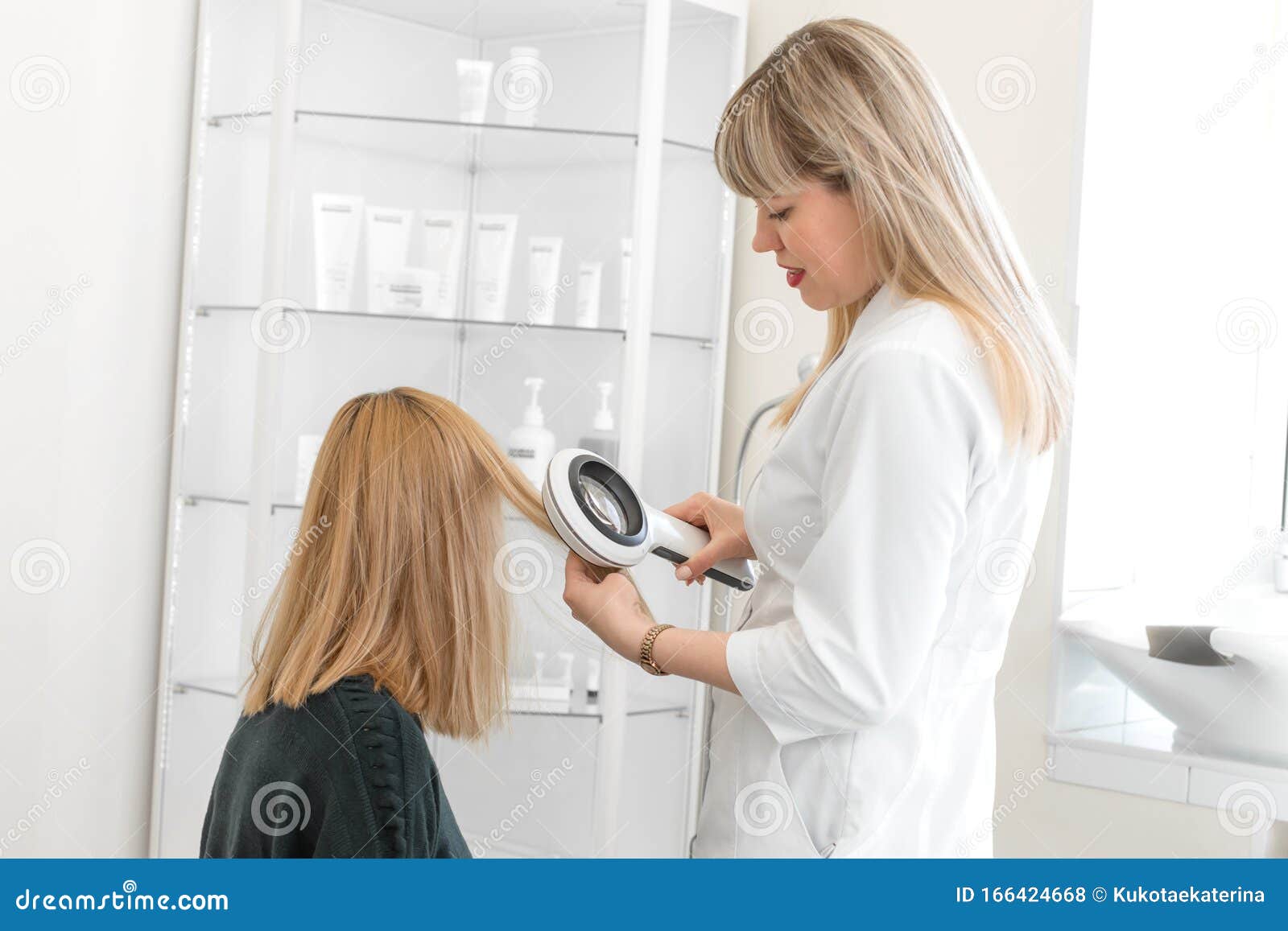 天花粉学家用皮肤镜检查患者头发的状况在明亮的美容室库存照片 图片包括有美容师 皮肤病学家 患者