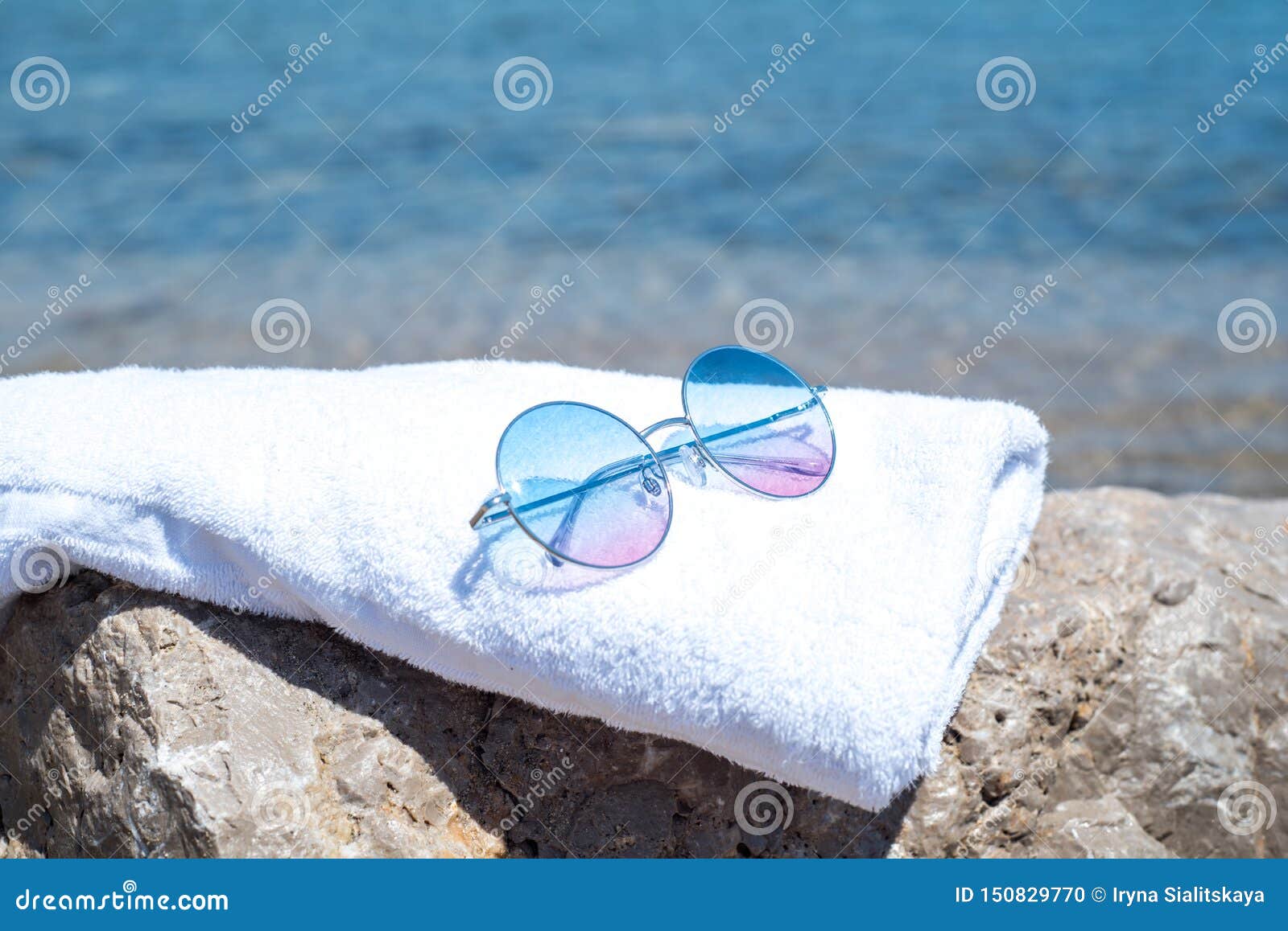 太阳太阳镜党桌上白巾 带贝壳的红眼镜沙滩上的太阳镜库存照片 图片包括有阳光 方式