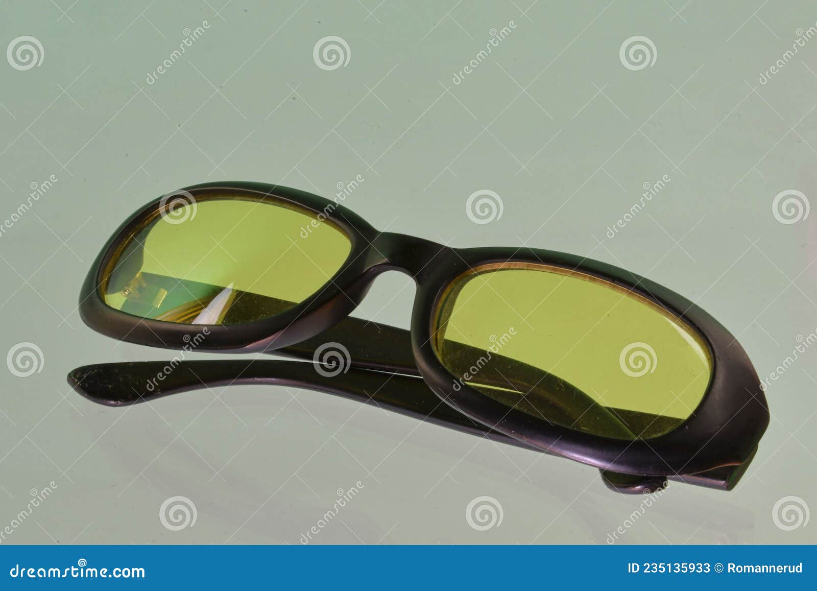 太阳镜反射. 绿色太阳镜特写. 太阳眼镜. 旧式太阳镜. 透明镜片眼镜库存图片- 图片包括有镜片, 方式: 235135933