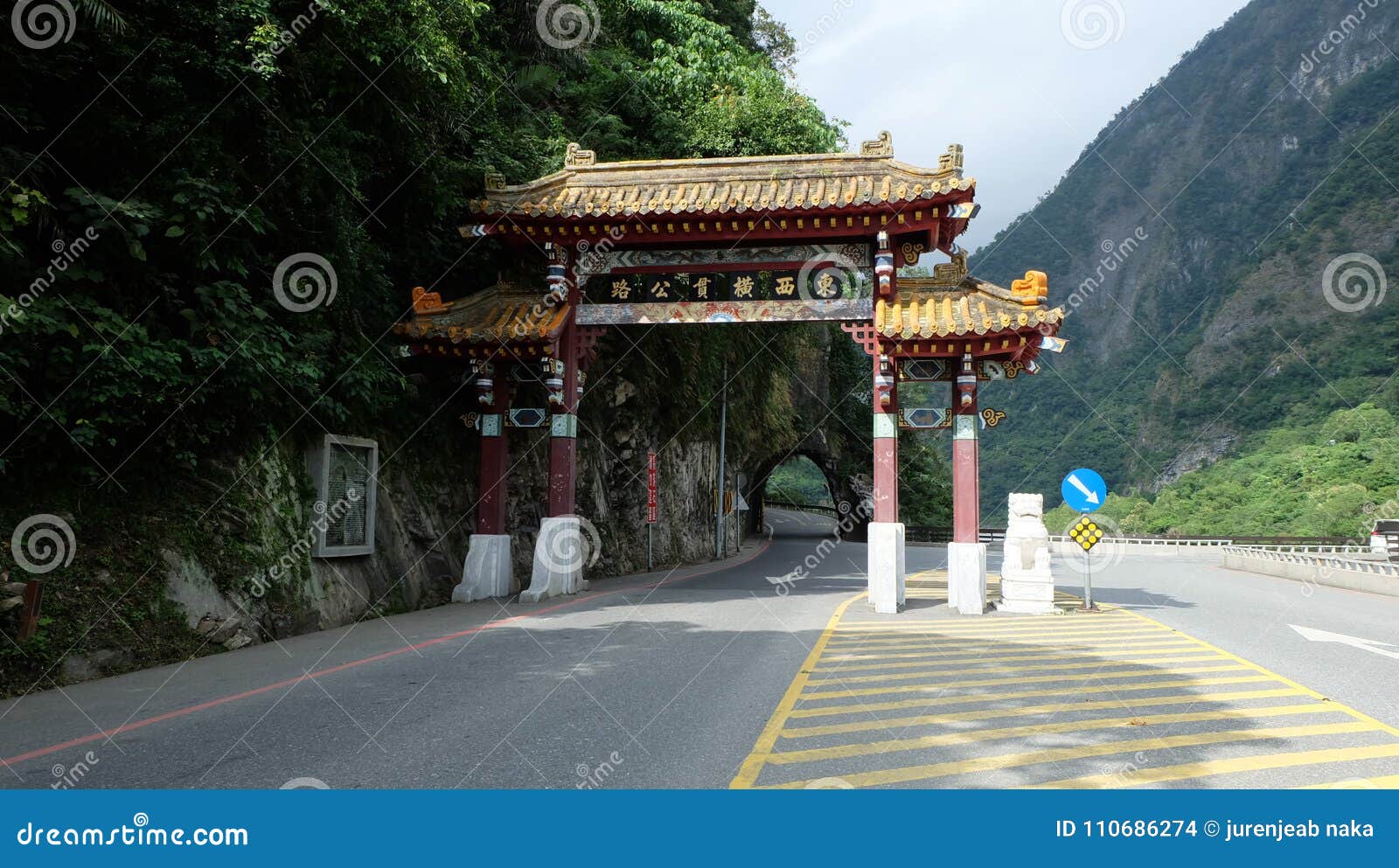 太鲁阁国家公园东部入口曲拱门库存照片 图片包括有权利 中心 正式 总部 操作的 中央 110686274