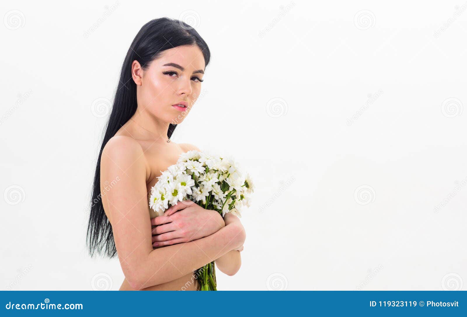 夫人用花盖乳房 隔绝在白色乳房概念的巨蟹星座镇静面孔赤裸举行春黄菊的女孩库存图片 图片包括有爱好健美者 表面