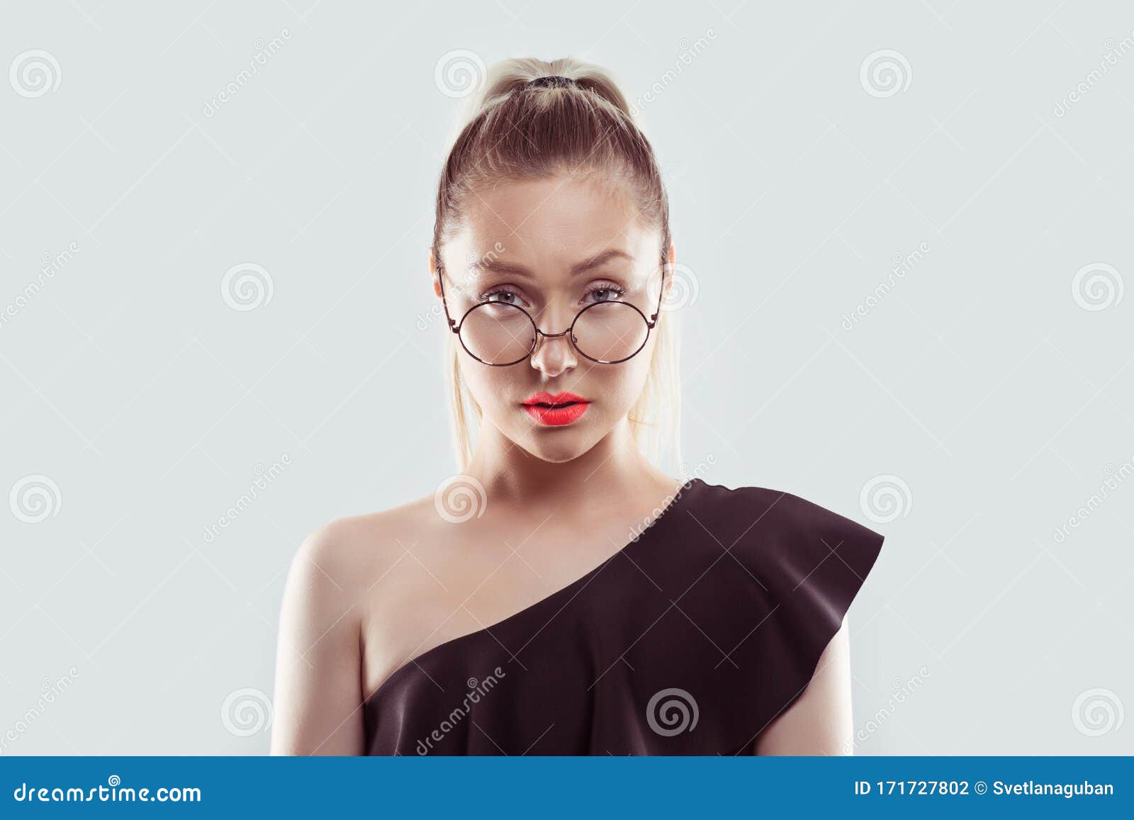 头发严重 发怒 讨厌的女人妻子怀疑地看着你孤立的浅蓝色白墙库存照片 图片包括有头发严重 发怒 讨厌的女人妻子怀疑地看着你孤立的浅蓝色白墙 头发严重 发怒 讨厌的女人妻子怀疑地看着你孤立的浅蓝色白墙库存照片 图片包括有头发严重 发怒 讨厌的女人妻子怀疑地看着你孤立的浅蓝色白墙