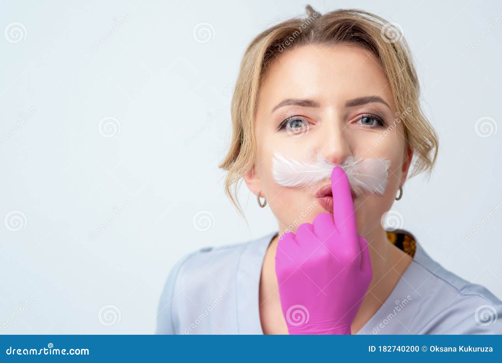 女人正在试着用羽毛库存照片 图片包括有整容术 删除 羽毛 藏品 护肤 自然 纵向 职业