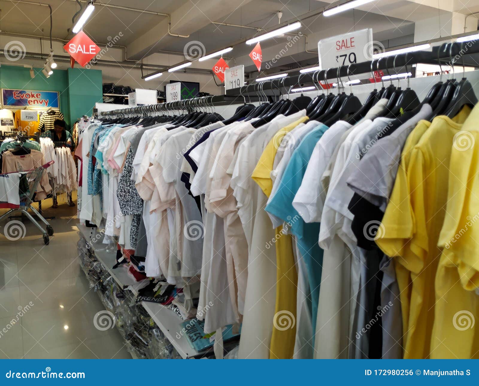 女士外套裙装和服装在商店或维沙尔商场销售纺织厂的室内设计编辑类照片 图片包括有孟加拉国 方式 女士外套裙装和服装在商店或维沙尔商场销售纺织厂的室内设计编辑类照片 图片包括有孟加拉国 方式